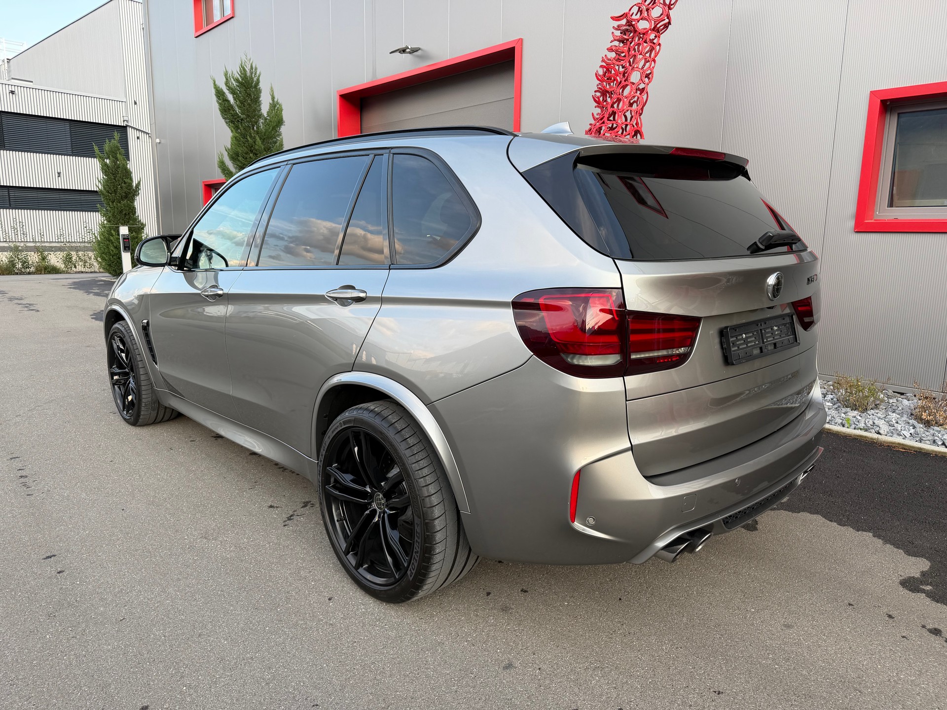BMW X5M Steptronic-showroom-element-3