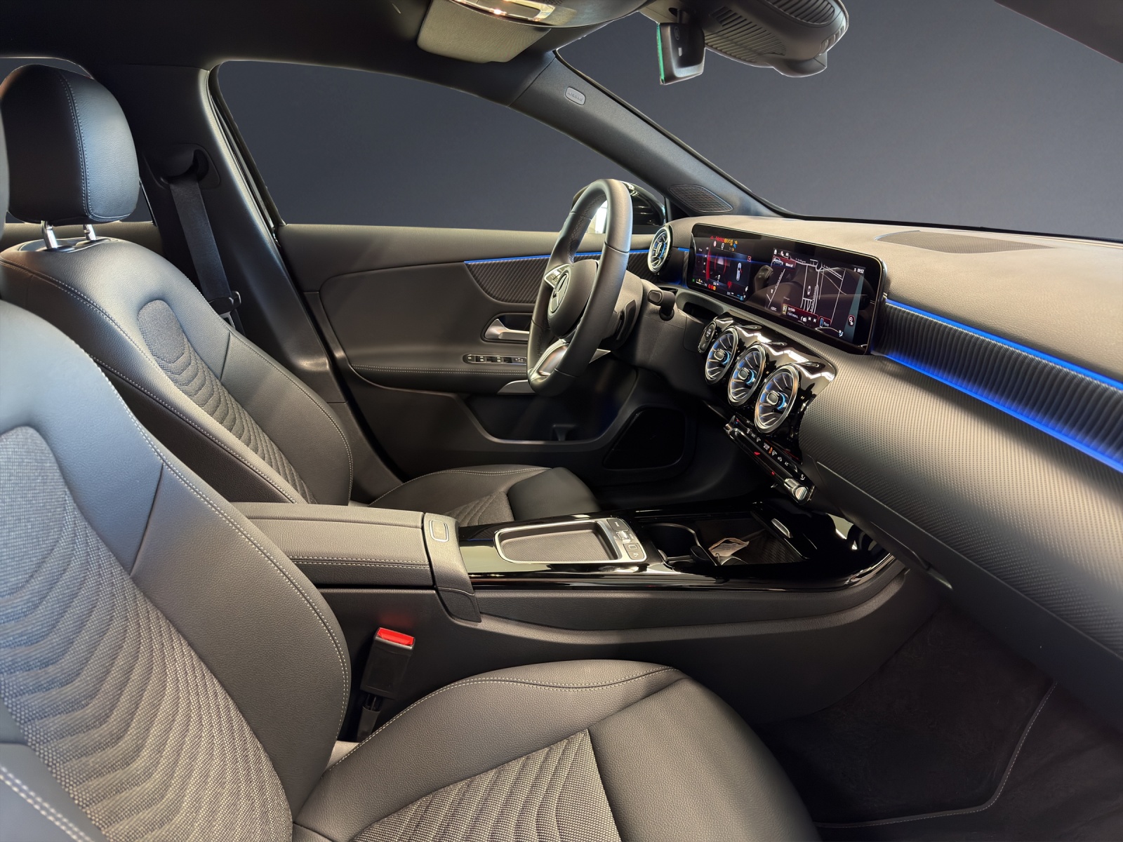 MERCEDES-BENZ A 200 7G-DCT-image-9