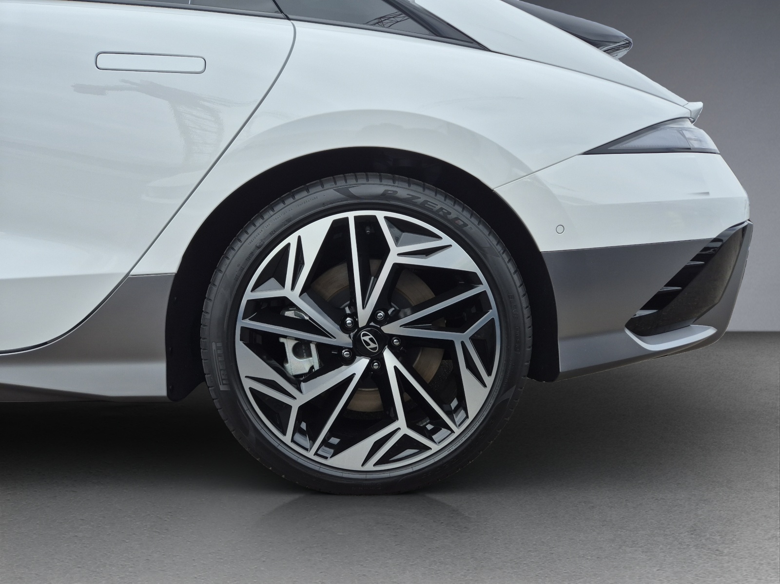 HYUNDAI Ioniq 6 77kWh Launch Edition 2WD-image-5