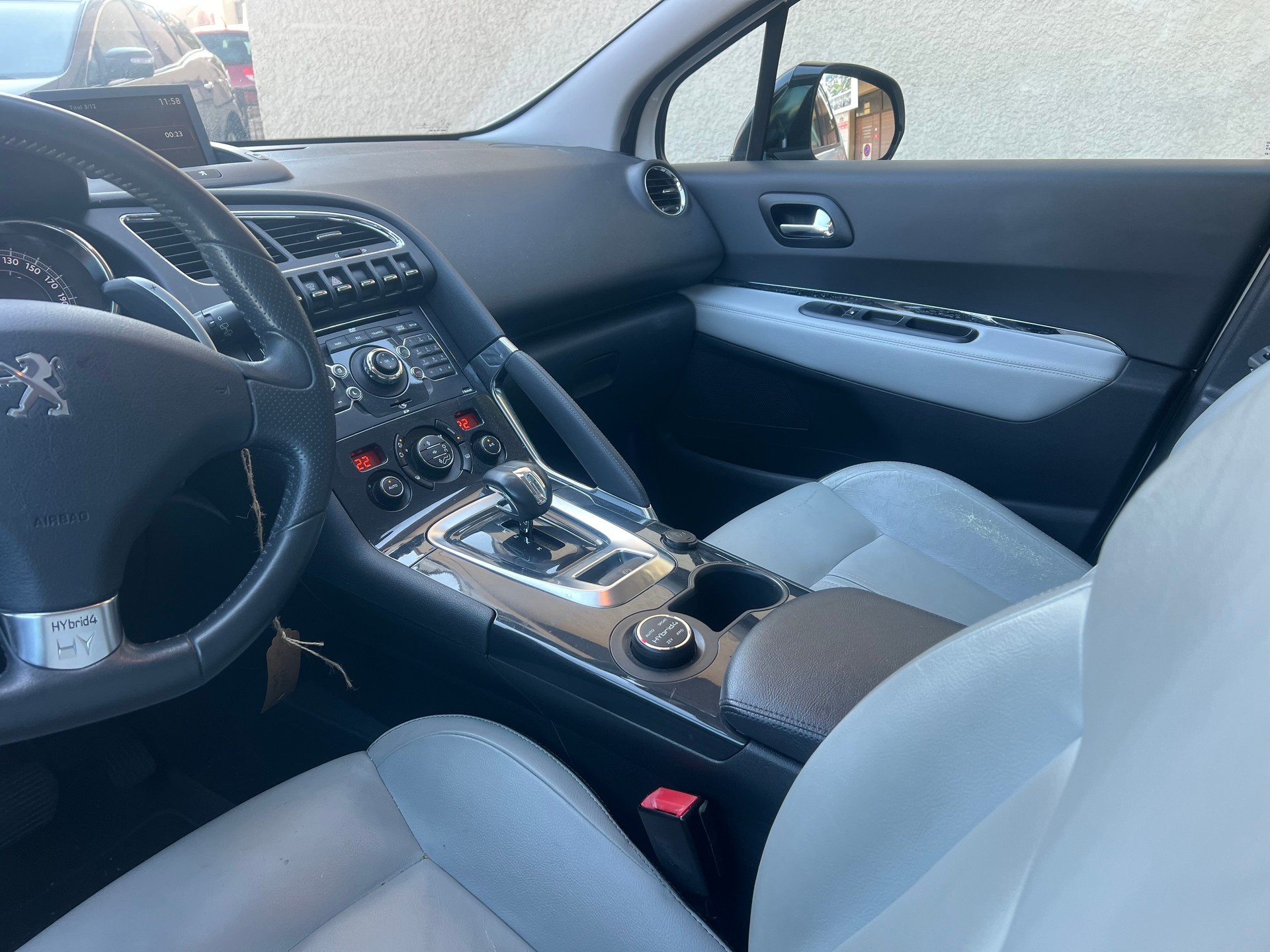 PEUGEOT 3008 HYbrid4 2.0 HDI EGS6-image-8