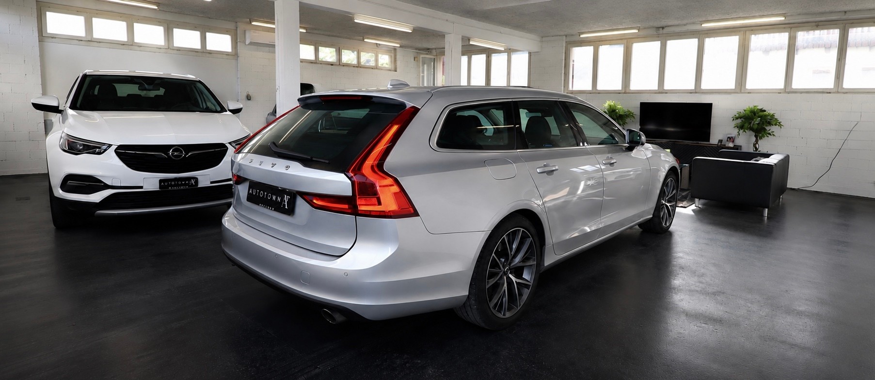 VOLVO V90 D5 AWD Momentum Geartronic Powerpulse-image-1