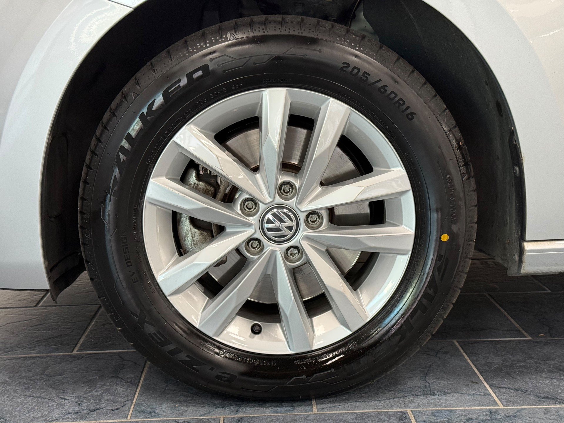 VW Touran 1.6 TDI BlueMotion Technology Trendline DSG-image-23