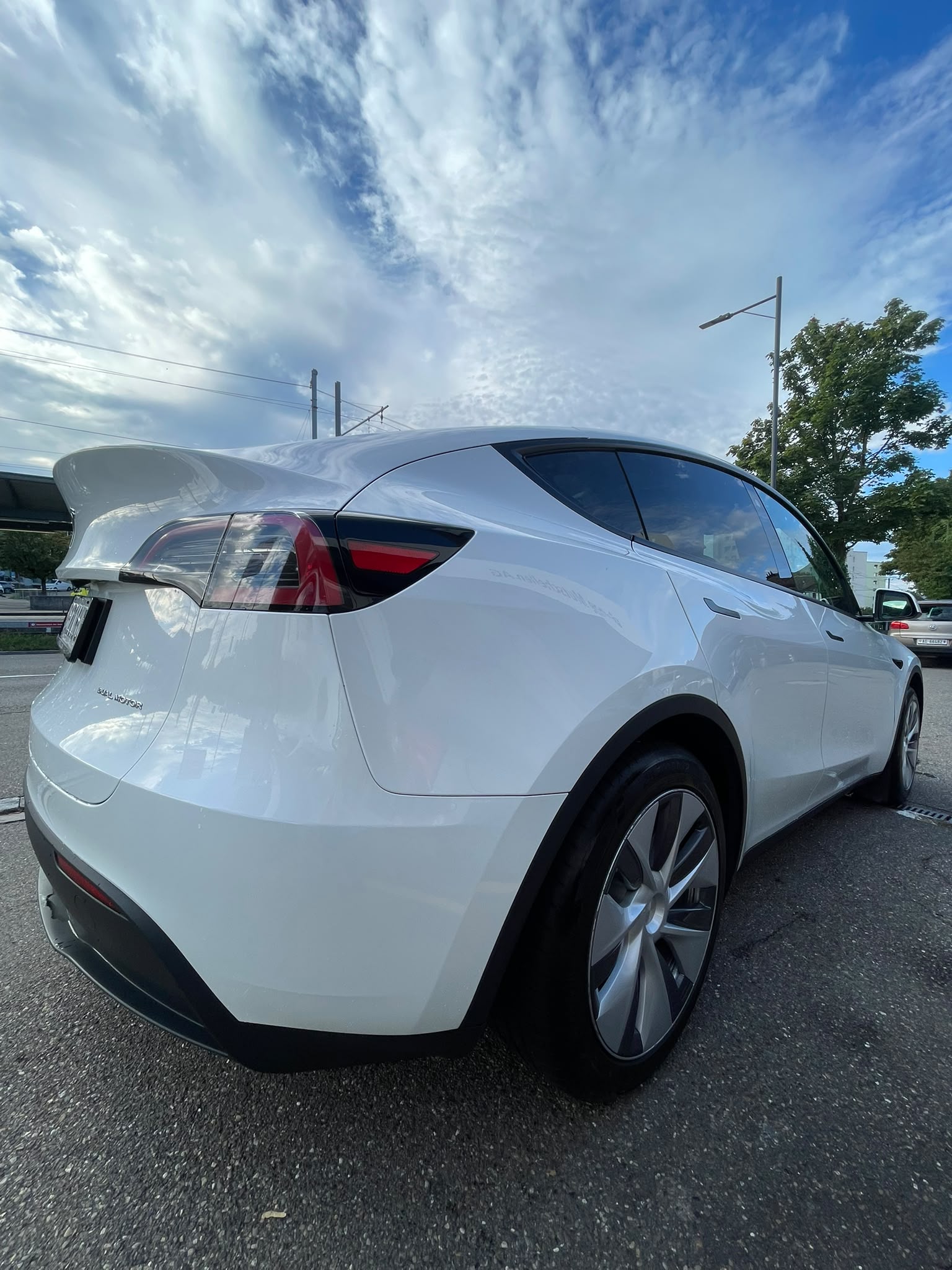 TESLA Model Y Long Range 533 km (WLTP) 514PS AHK 1600kg Werksgarantie SOH 94%-image-2