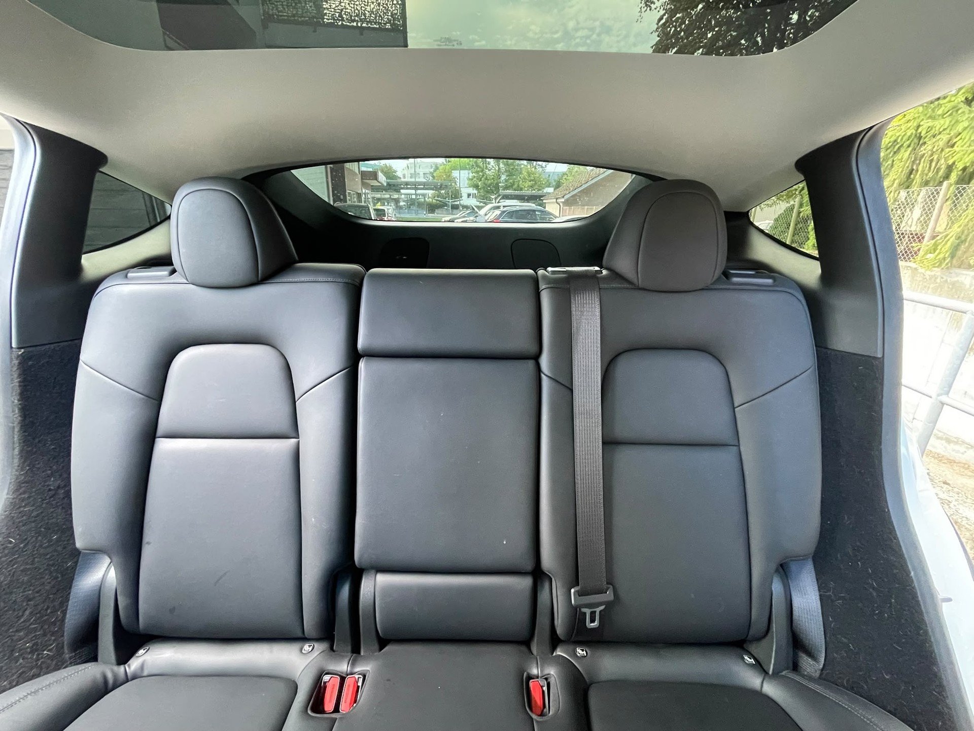 TESLA Model Y Long Range 533 km (WLTP) 514PS AHK 1600kg Werksgarantie SOH 94%-image-14