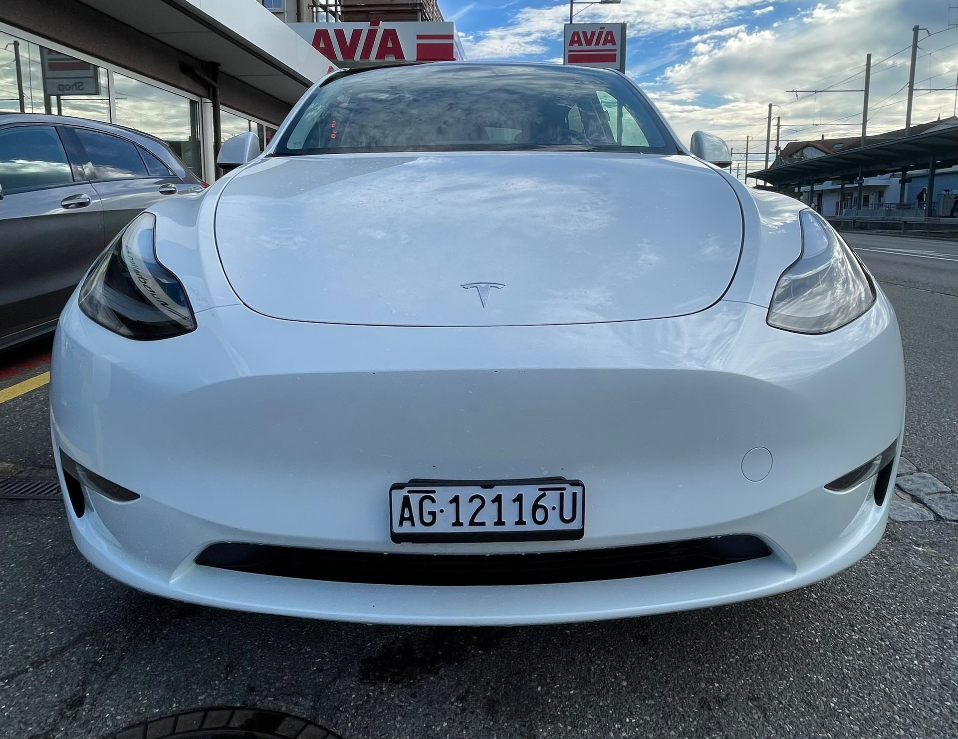 TESLA Model Y Long Range 533 km (WLTP) 514PS AHK 1600kg Werksgarantie SOH 94%-image-1