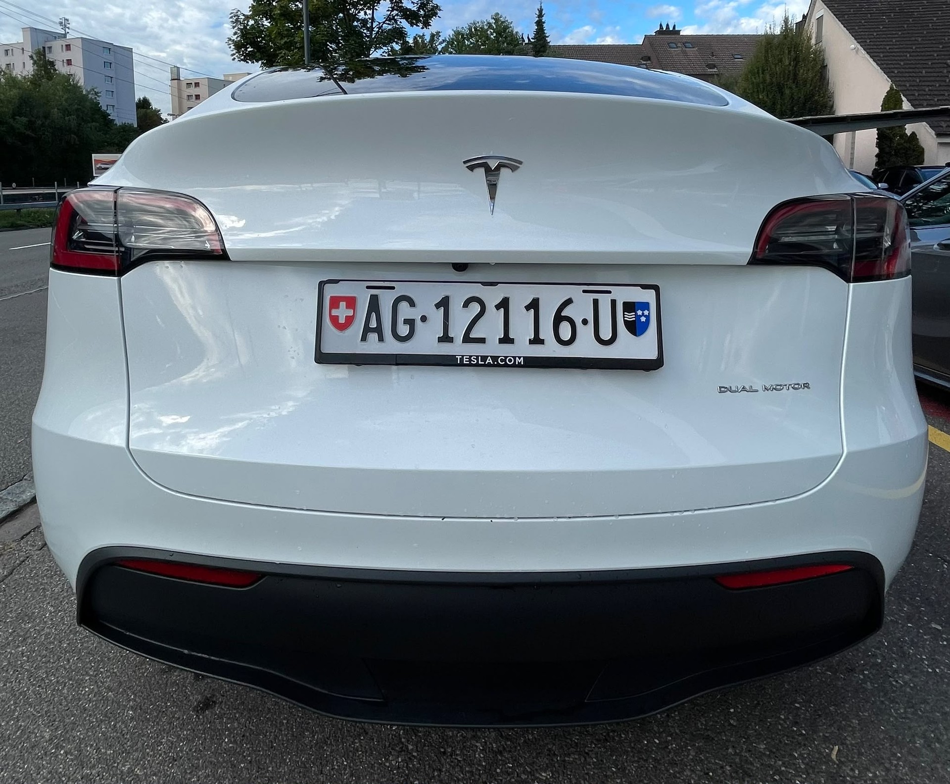 TESLA Model Y Long Range 533 km (WLTP) 514PS AHK 1600kg Werksgarantie SOH 94%-image-5
