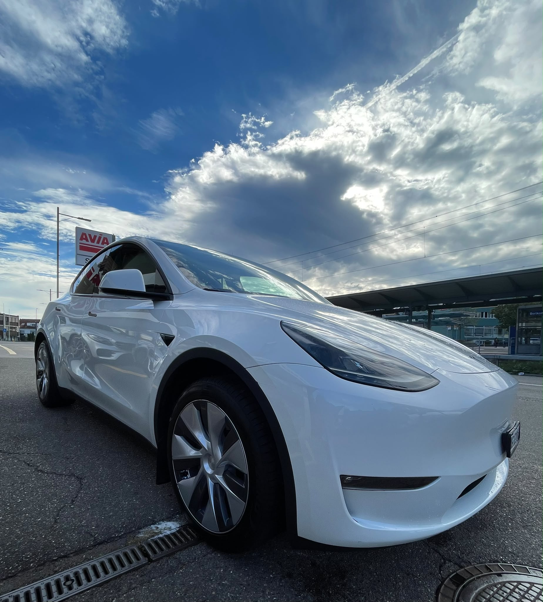 TESLA Model Y Long Range 533 km (WLTP) 514PS AHK 1600kg Werksgarantie SOH 94%-image-3