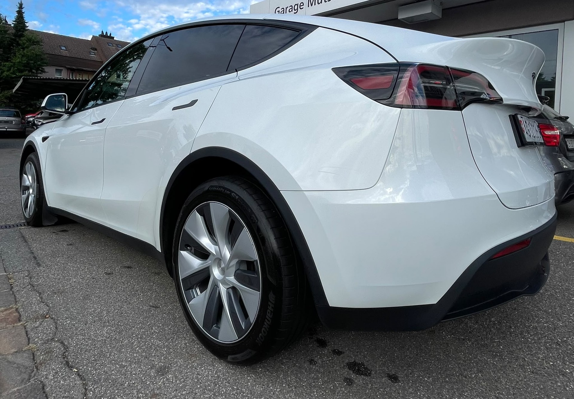 TESLA Model Y Long Range 533 km (WLTP) 514PS AHK 1600kg Werksgarantie SOH 94%-image-4