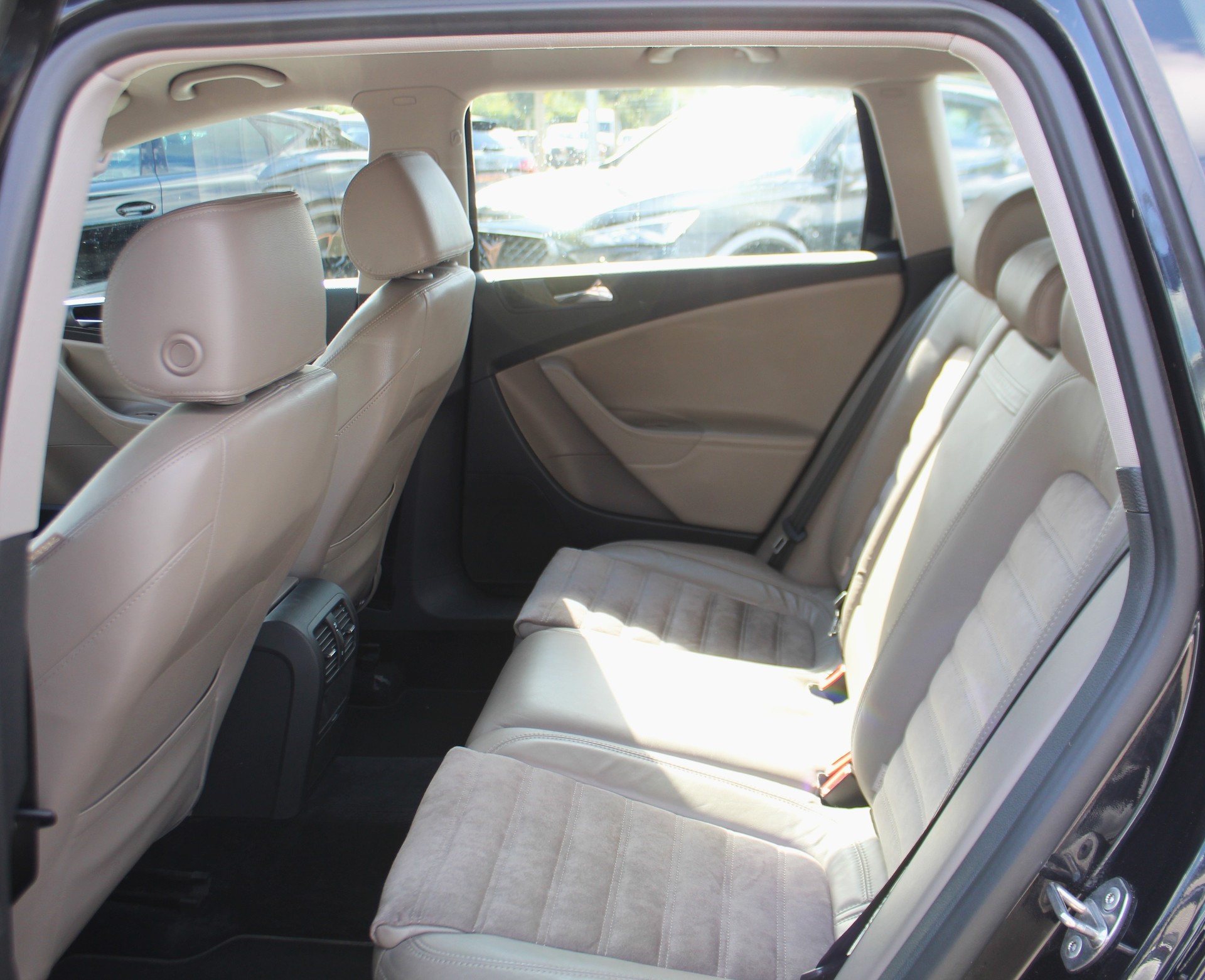 VW Passat Variant 2.0 FSI Highline / CH-Fahrzeug-image-8