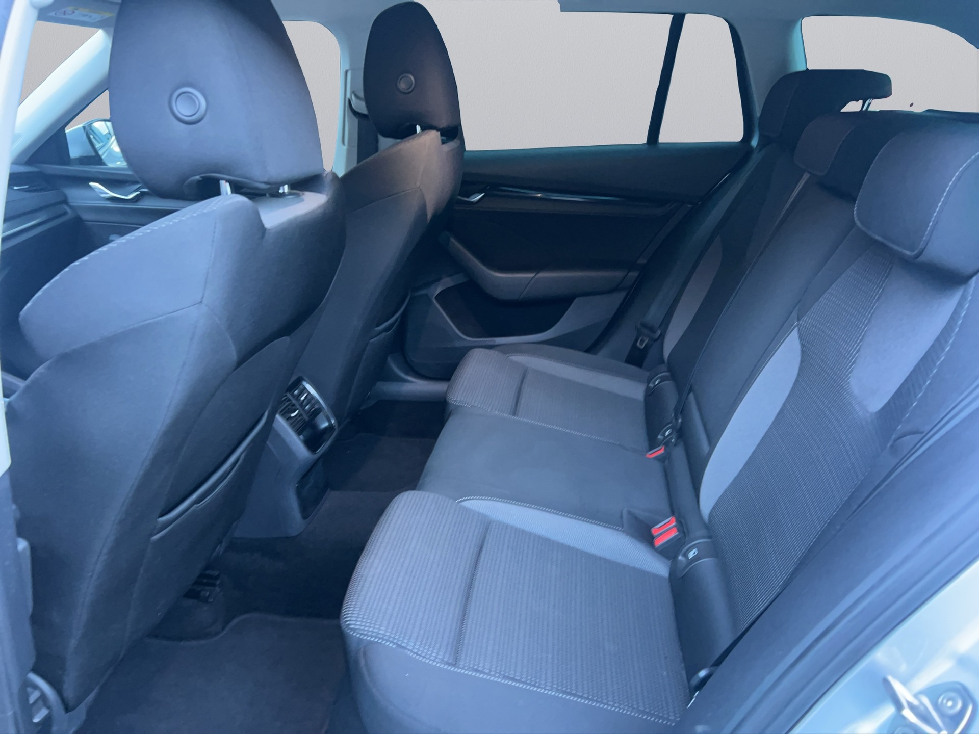 SKODA Octavia Combi 2.0 TDI DSG Ambition 4x4-image-11