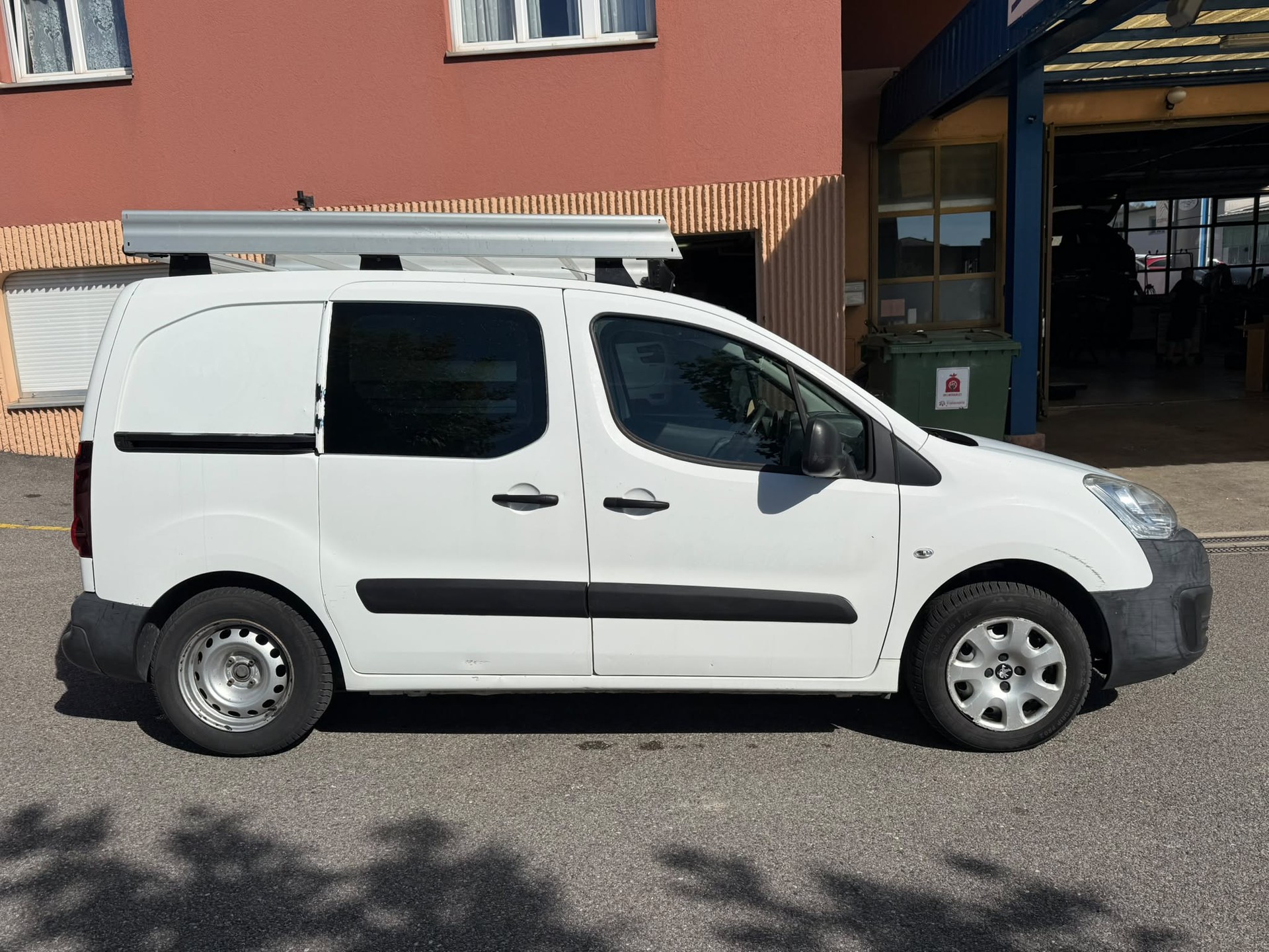 PEUGEOT Partner 1.6BlueHDI Allure-image-5