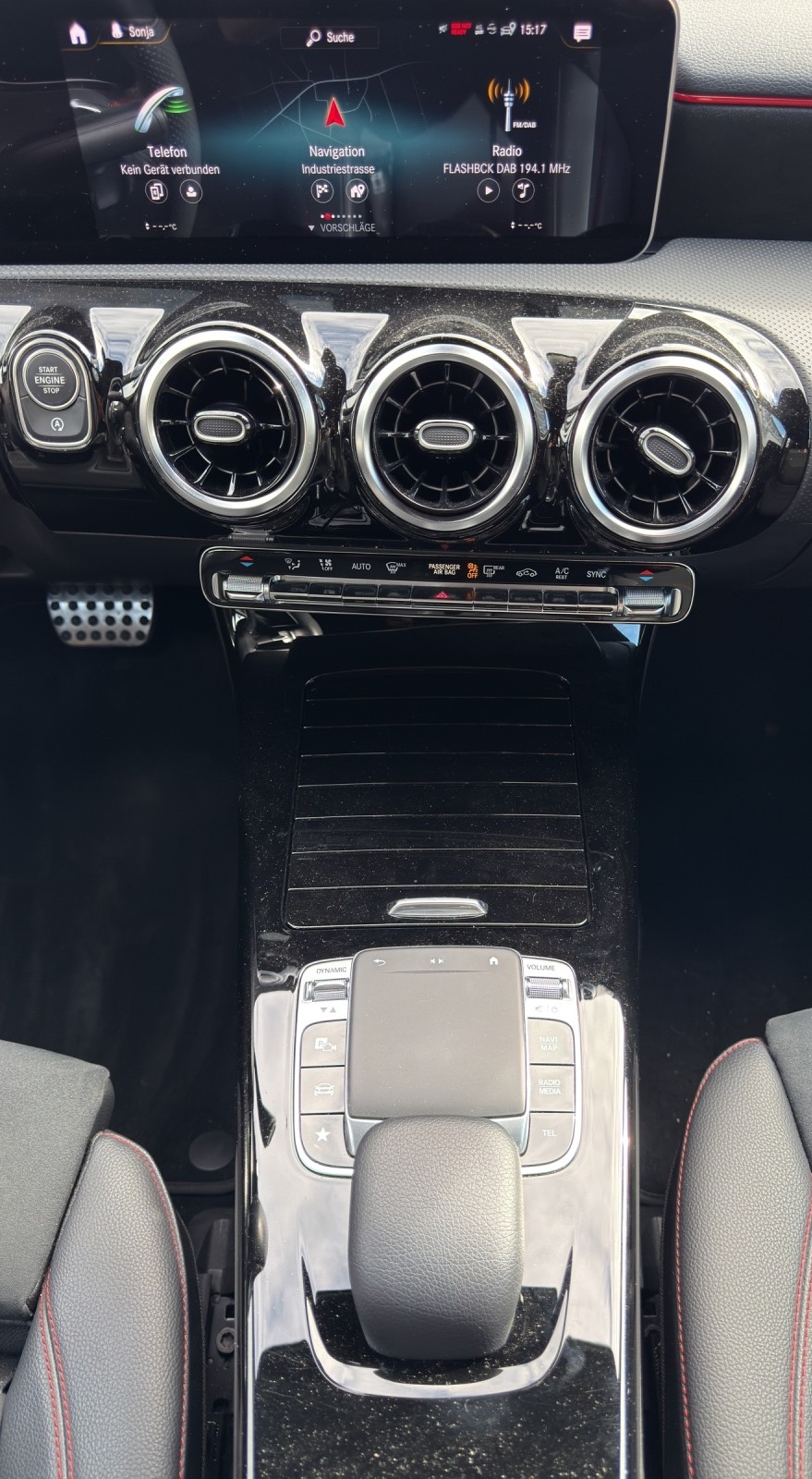 MERCEDES-BENZ A 220 AMG Line 7G-DCT 4Matic-image-11