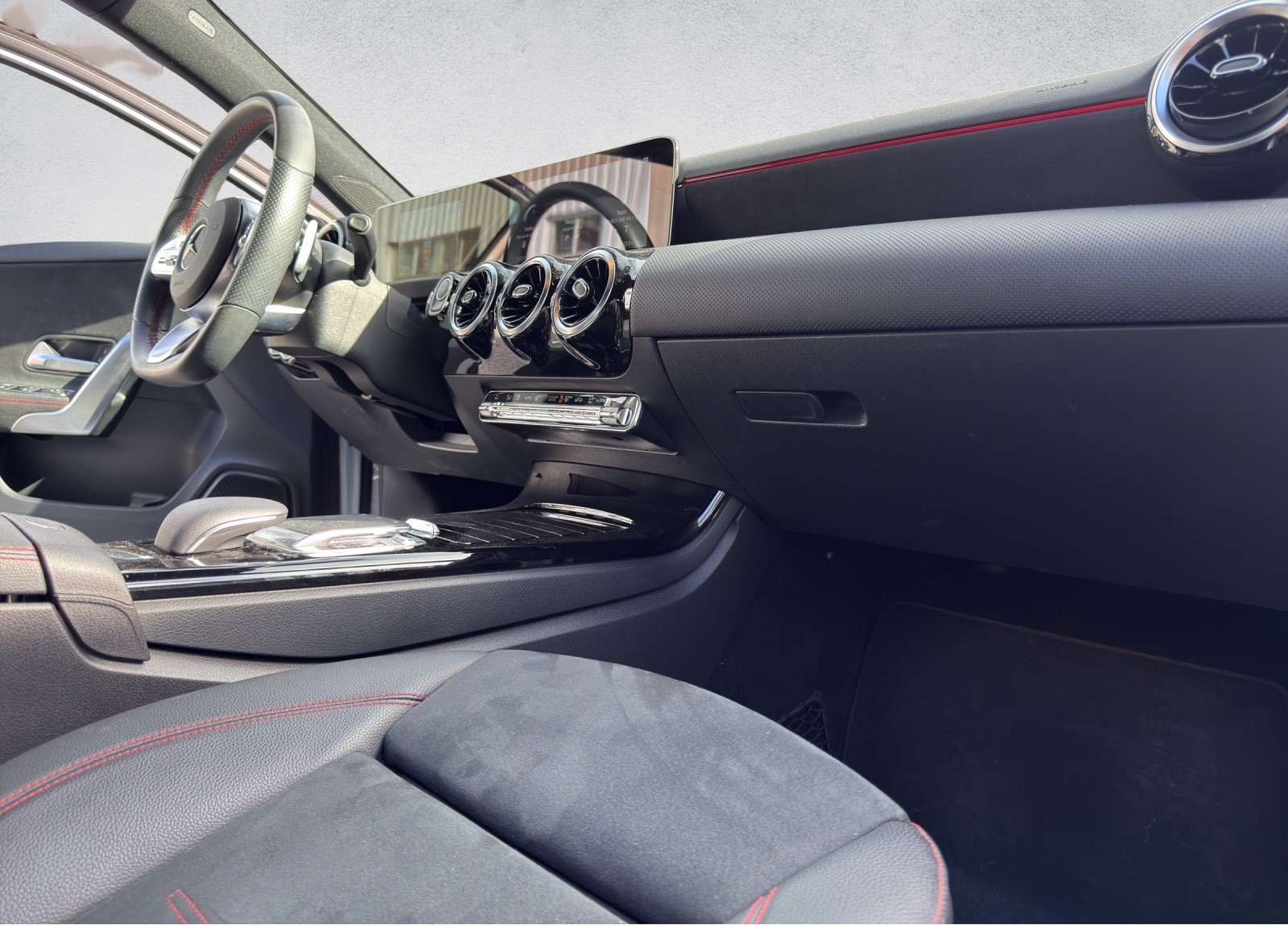 MERCEDES-BENZ A 220 AMG Line 7G-DCT 4Matic-image-14