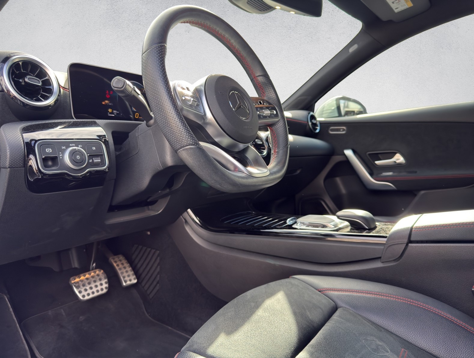 MERCEDES-BENZ A 220 AMG Line 7G-DCT 4Matic-image-13
