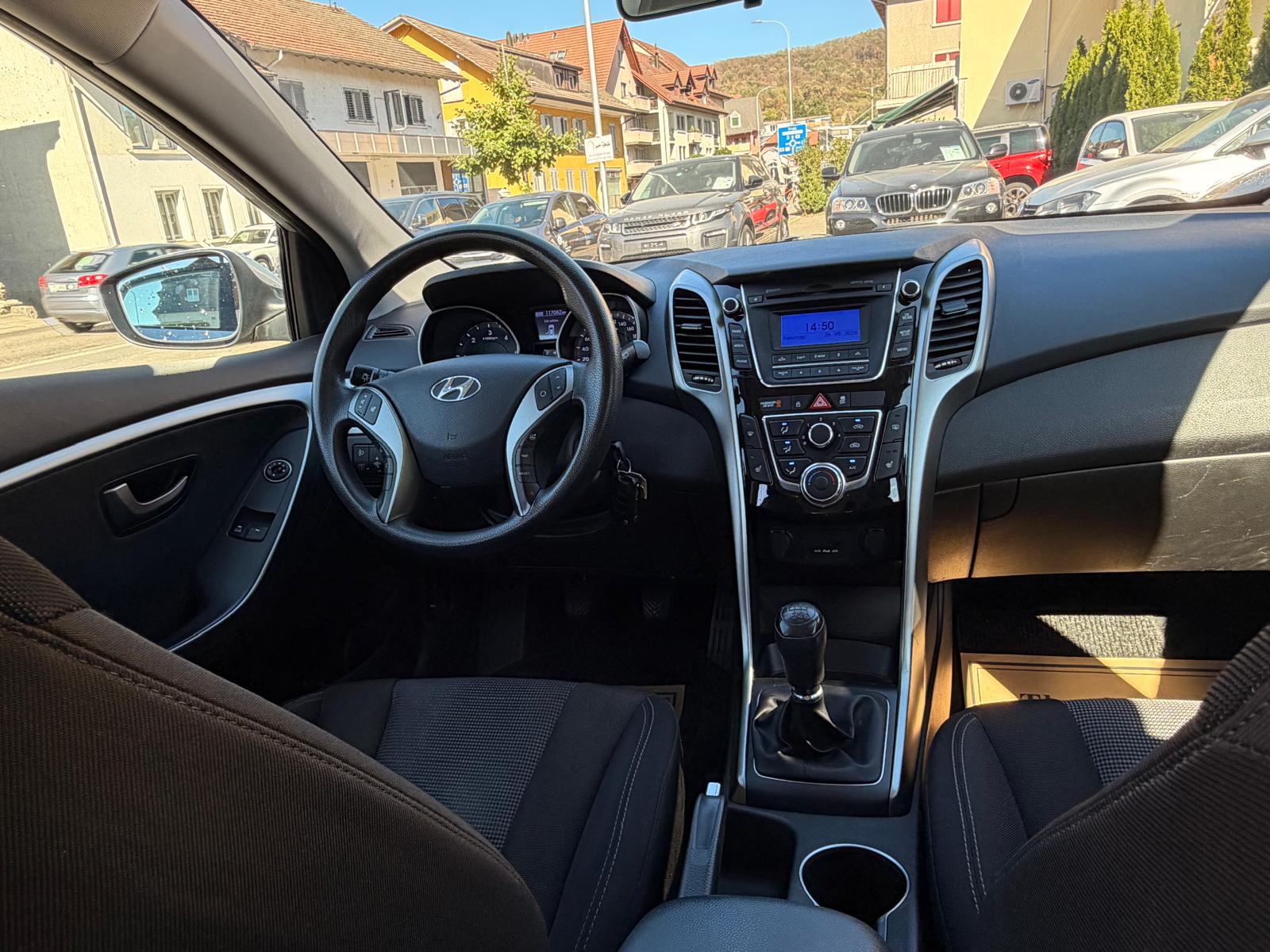 HYUNDAI i30 1.6 CRDi Premium-image-5