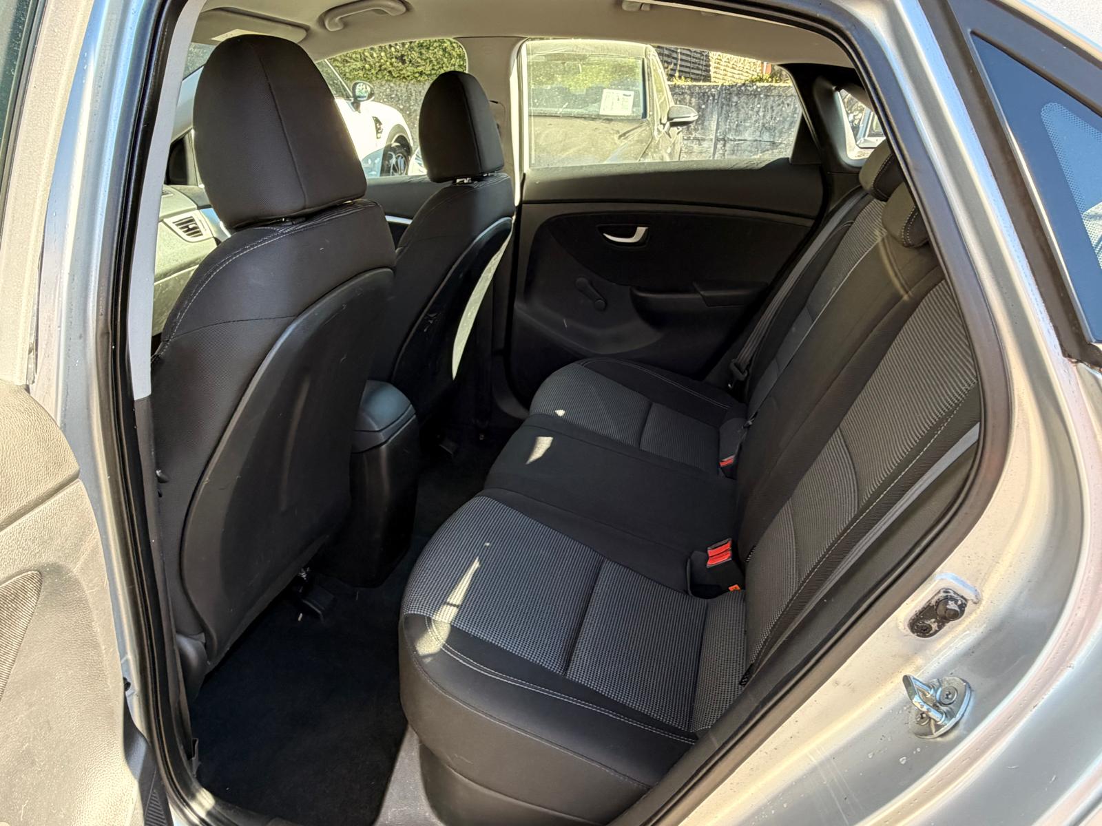 HYUNDAI i30 1.6 CRDi Premium-image-4