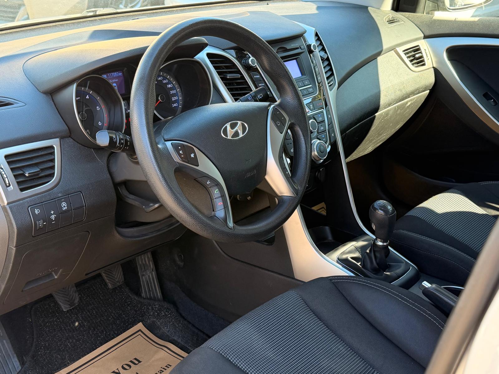 HYUNDAI i30 1.6 CRDi Premium-showroom-element-2