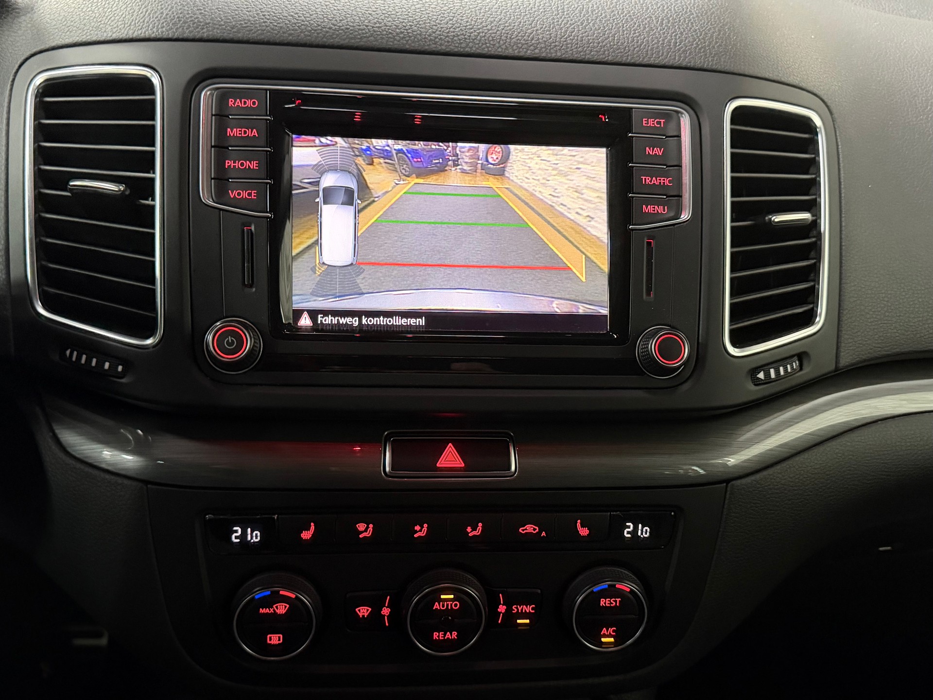 VW Sharan 2.0 TDI BMT Allstar 4Motion DSG-image-15