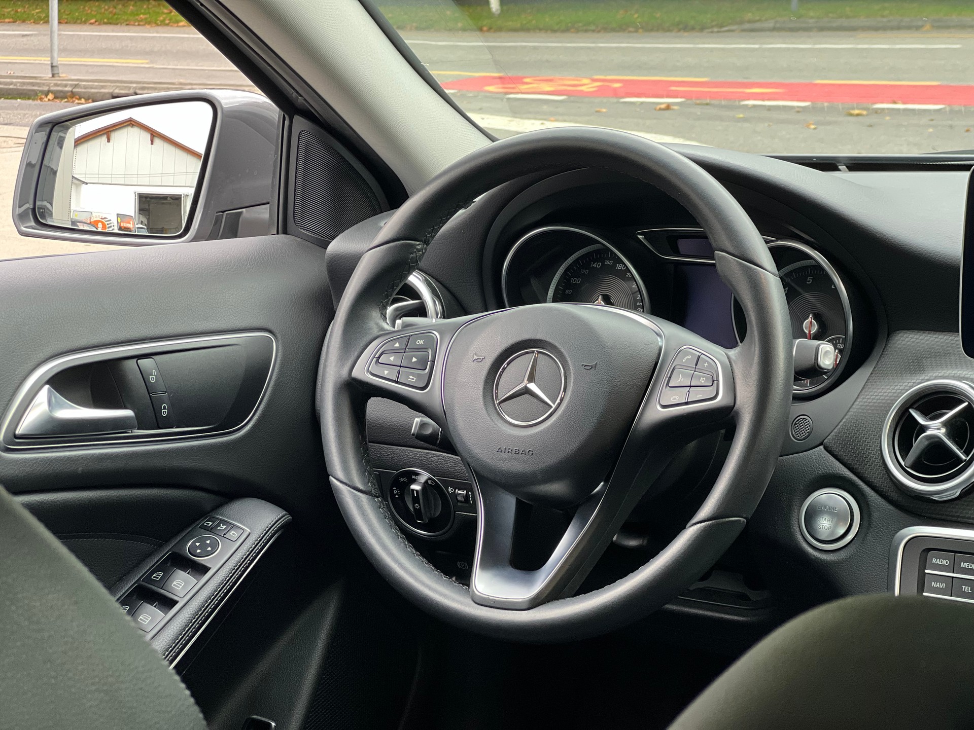 MERCEDES-BENZ GLA 220 Style 4Matic 7G-DCT-image-9
