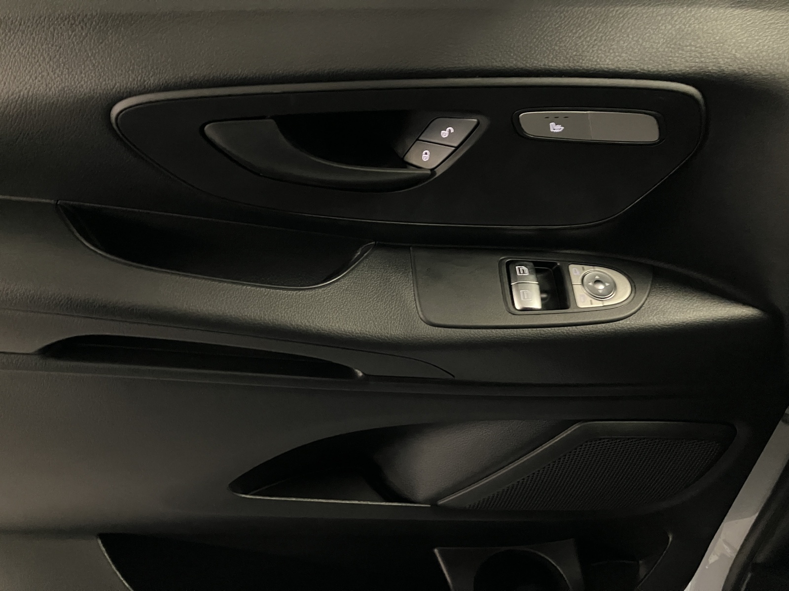 MERCEDES-BENZ eVito 129 KA 3200mm L Worker-image-9