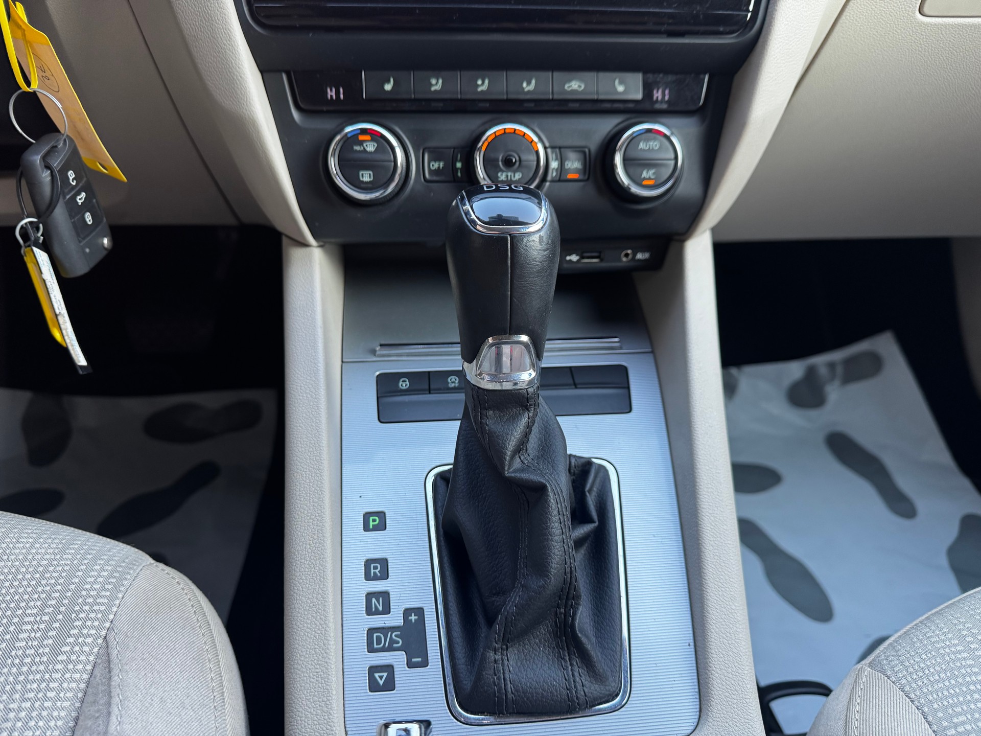 SKODA Octavia Combi 1.8 TSI Elegance DSG-image-9