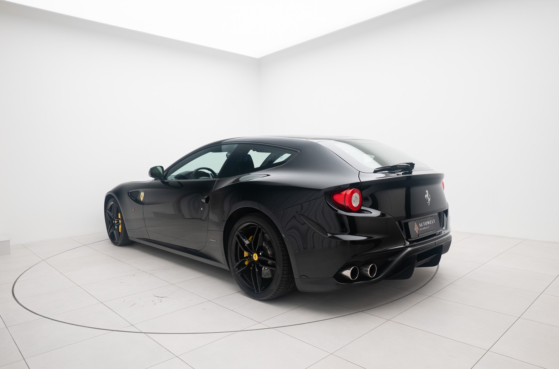FERRARI FF-showroom-element-2