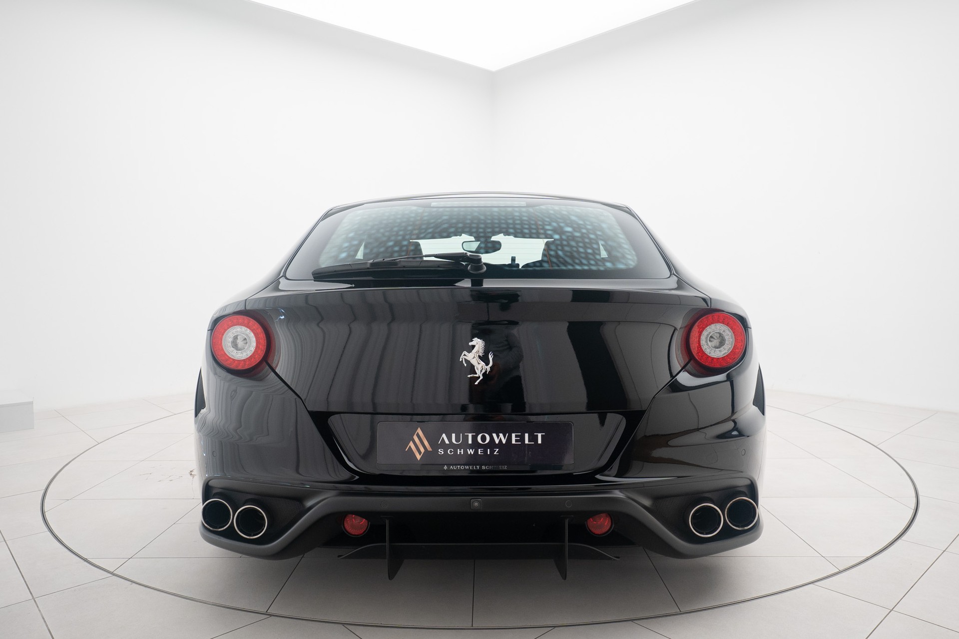 FERRARI FF-showroom-element-3