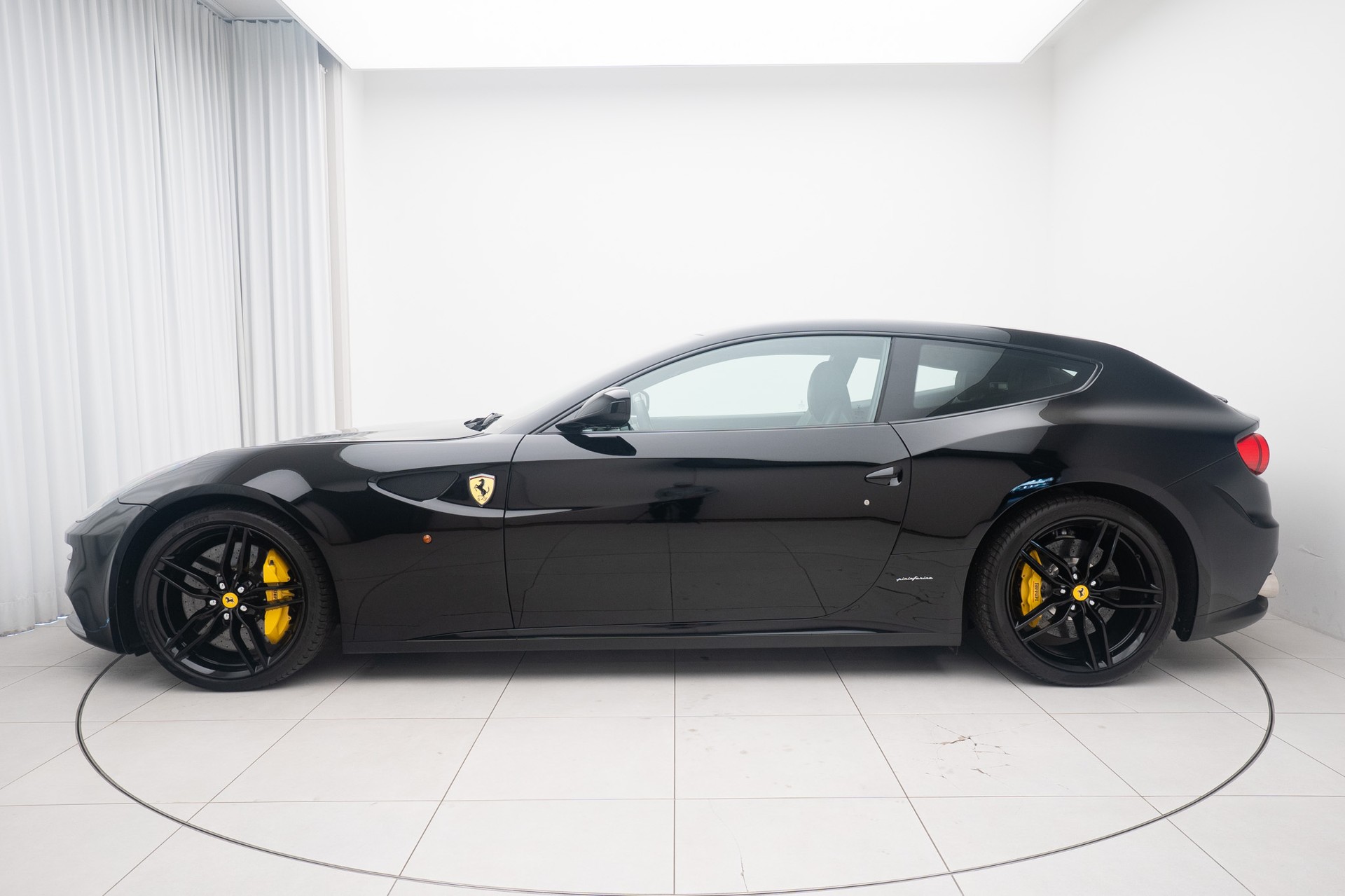 FERRARI FF-showroom-element-1