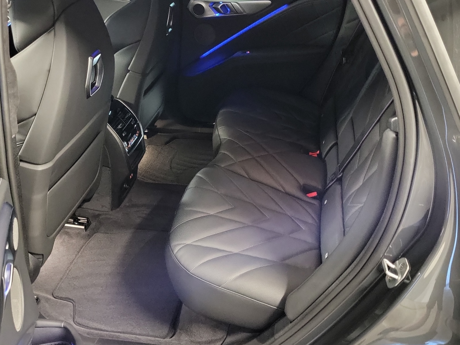 BMW XM xDrive 50e PHEV Steptronic-image-18