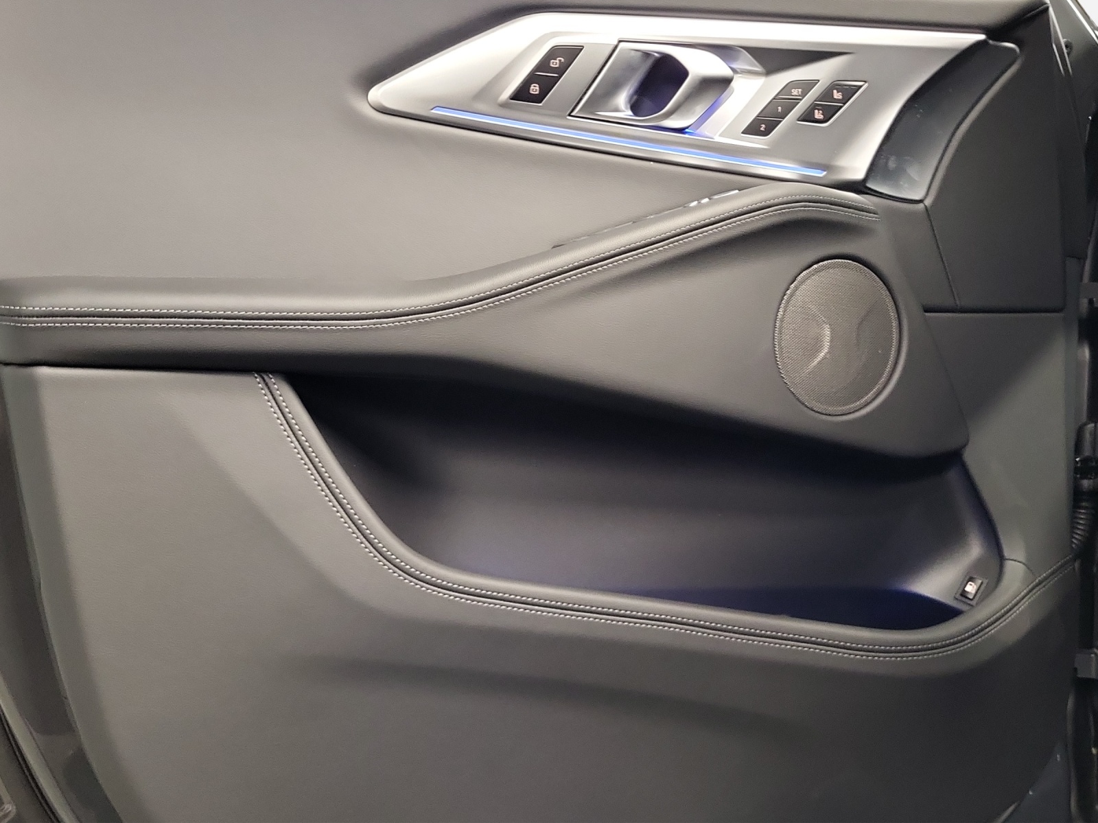 BMW XM xDrive 50e PHEV Steptronic-image-17