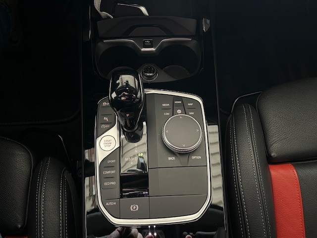 BMW 118i Essential Edition Steptronic-image-8