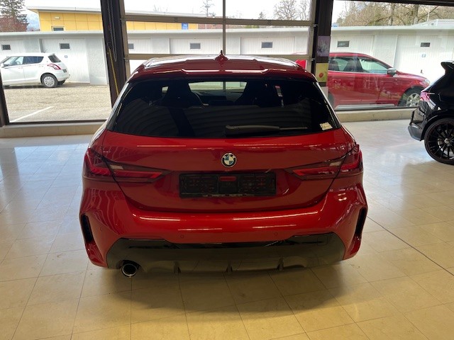 BMW 118i Essential Edition Steptronic-image-2