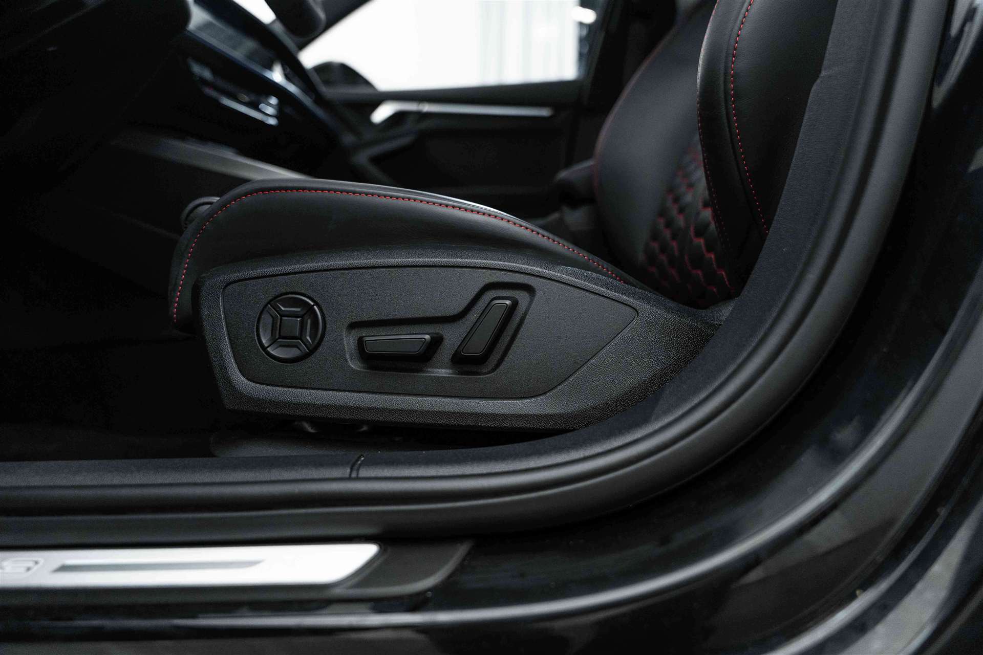 AUDI RS3 Limousine 2.5 TSI quattro S-tronic 400PS-image-16