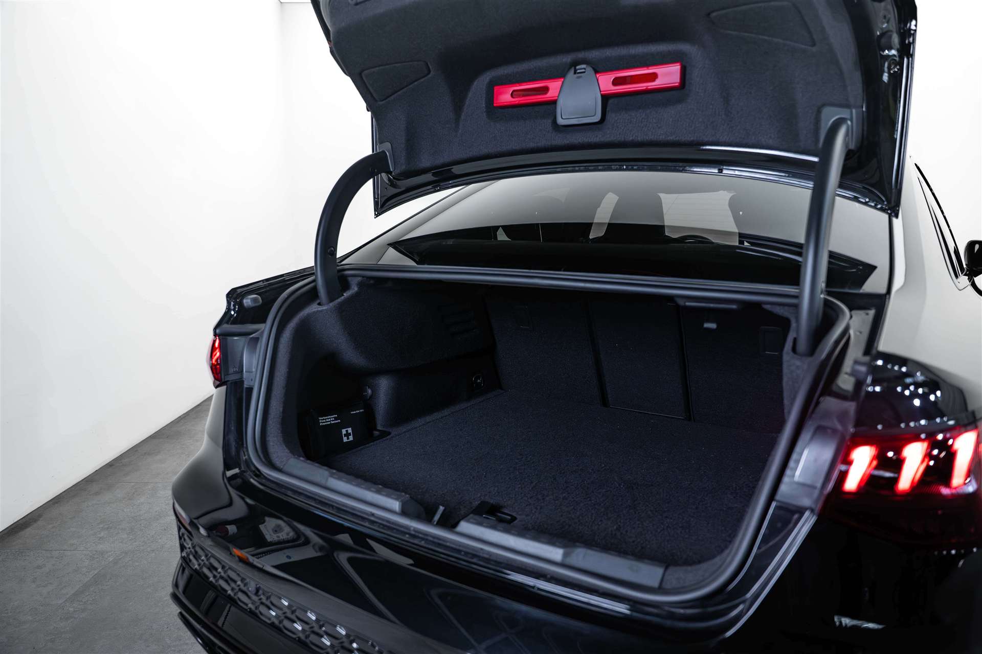 AUDI RS3 Limousine 2.5 TSI quattro S-tronic 400PS-image-4