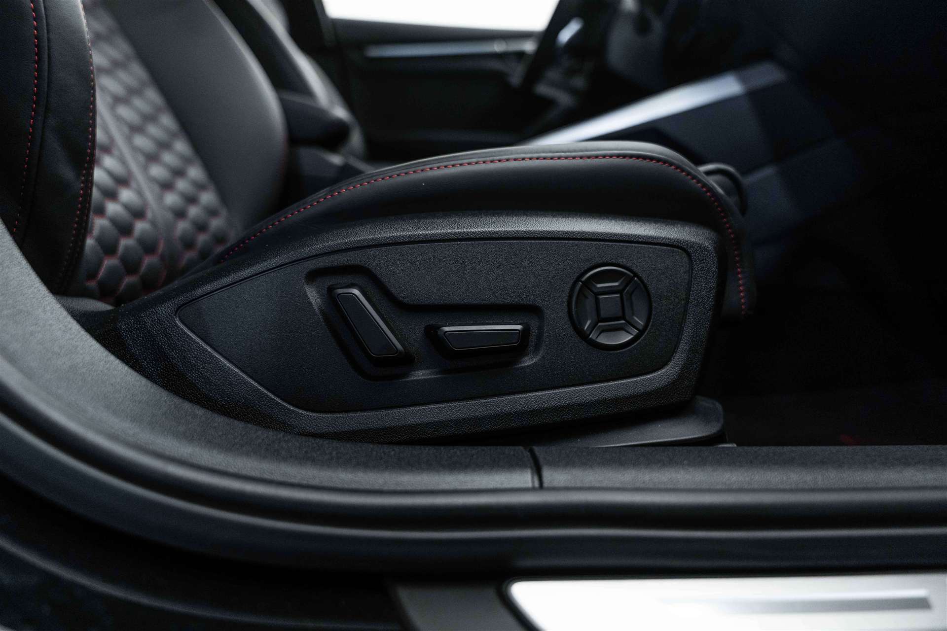 AUDI RS3 Limousine 2.5 TSI quattro S-tronic 400PS-image-15