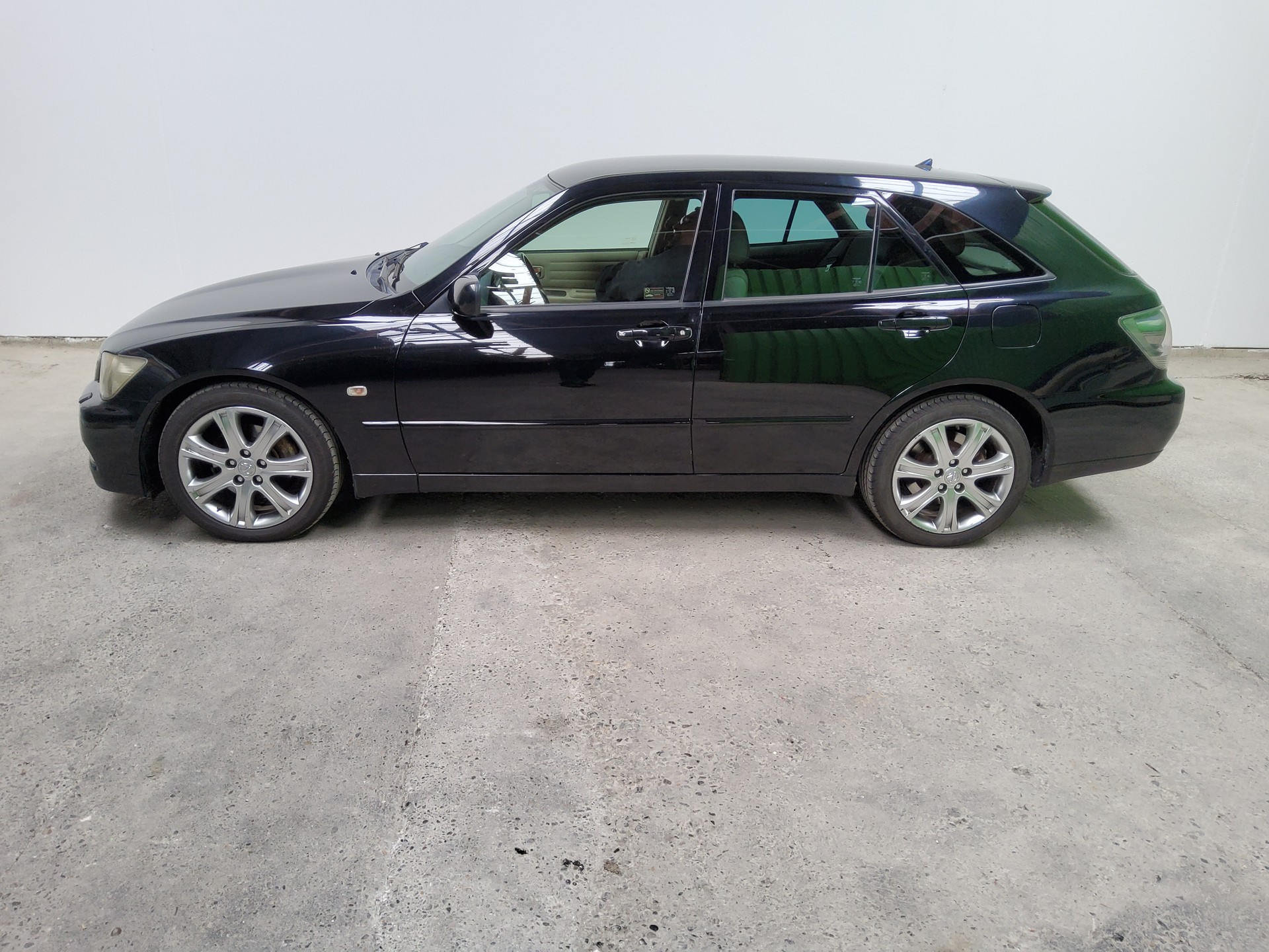 LEXUS IS 300 SportCross-showroom-element-1