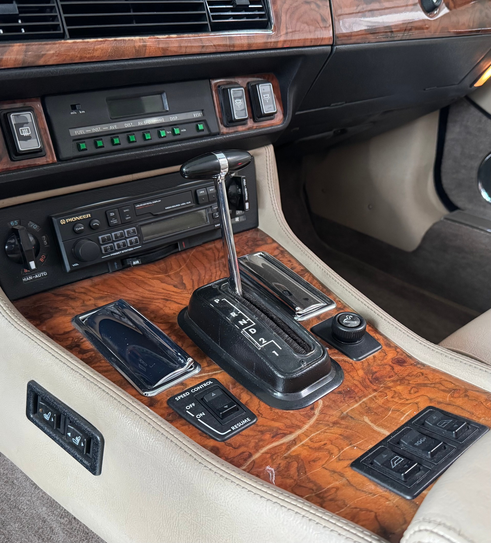 JAGUAR XJS 5.3 V12 Convertible-image-17