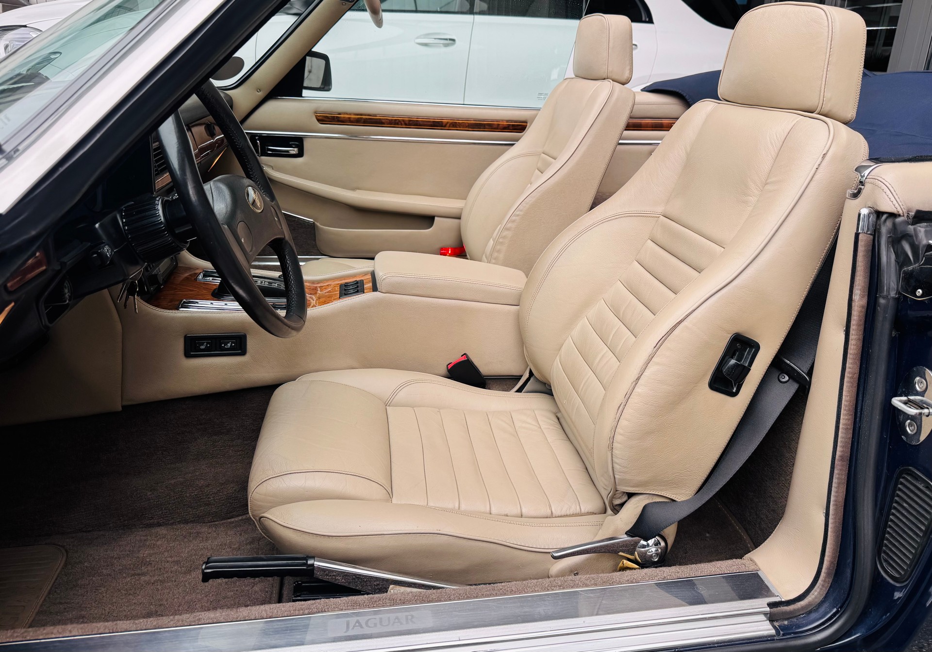JAGUAR XJS 5.3 V12 Convertible-image-10
