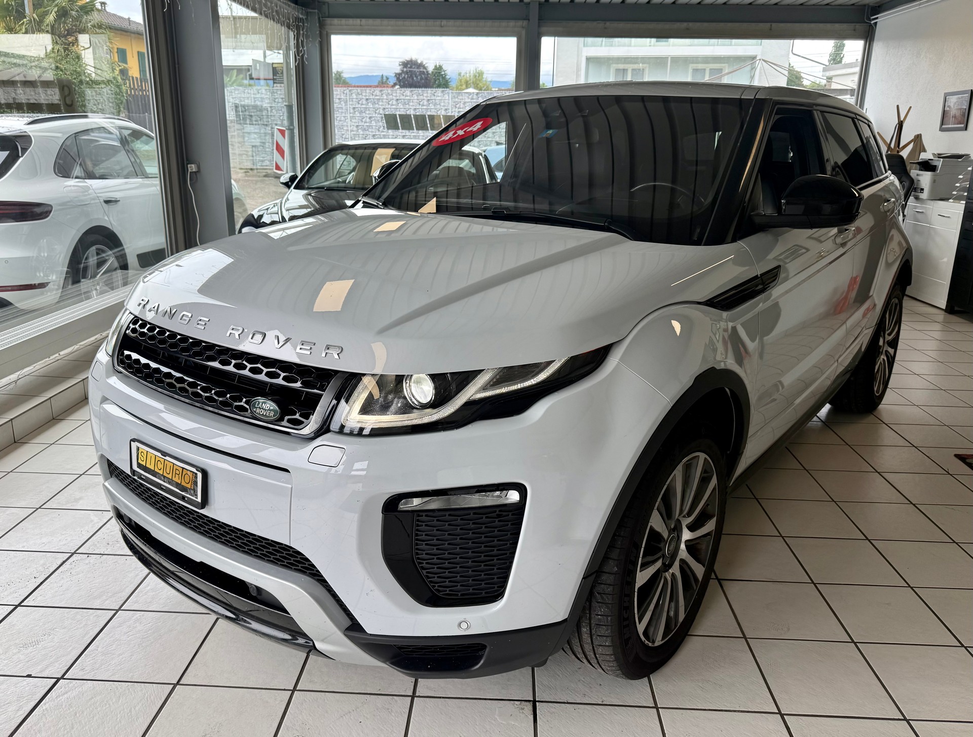 LAND ROVER Range Rover Evoque 2.0 Si4 Pure AT9-showroom-element-3