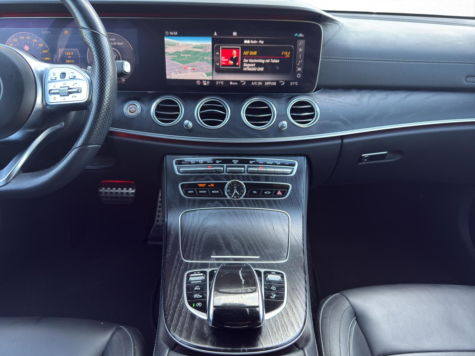 MERCEDES-BENZ E 220 d AMG Line 4matic Kombi-image-15