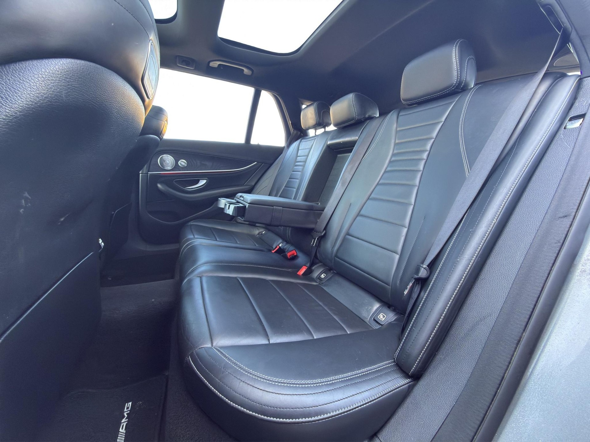 MERCEDES-BENZ E 220 d AMG Line 4matic Kombi-image-21