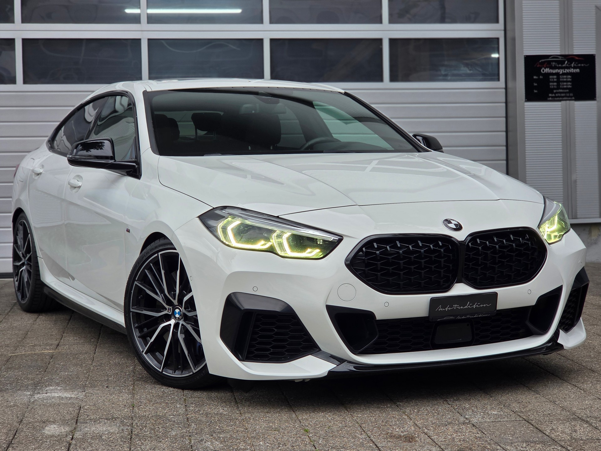 BMW M235i Gran Coupé xDrive Steptronic ** VOLLAUSSTATTUNG -M PERFORMANCE - ASSISTENZ PAKET PLUS - PANORAMA - HEAD UP DISPLAY **-image-0