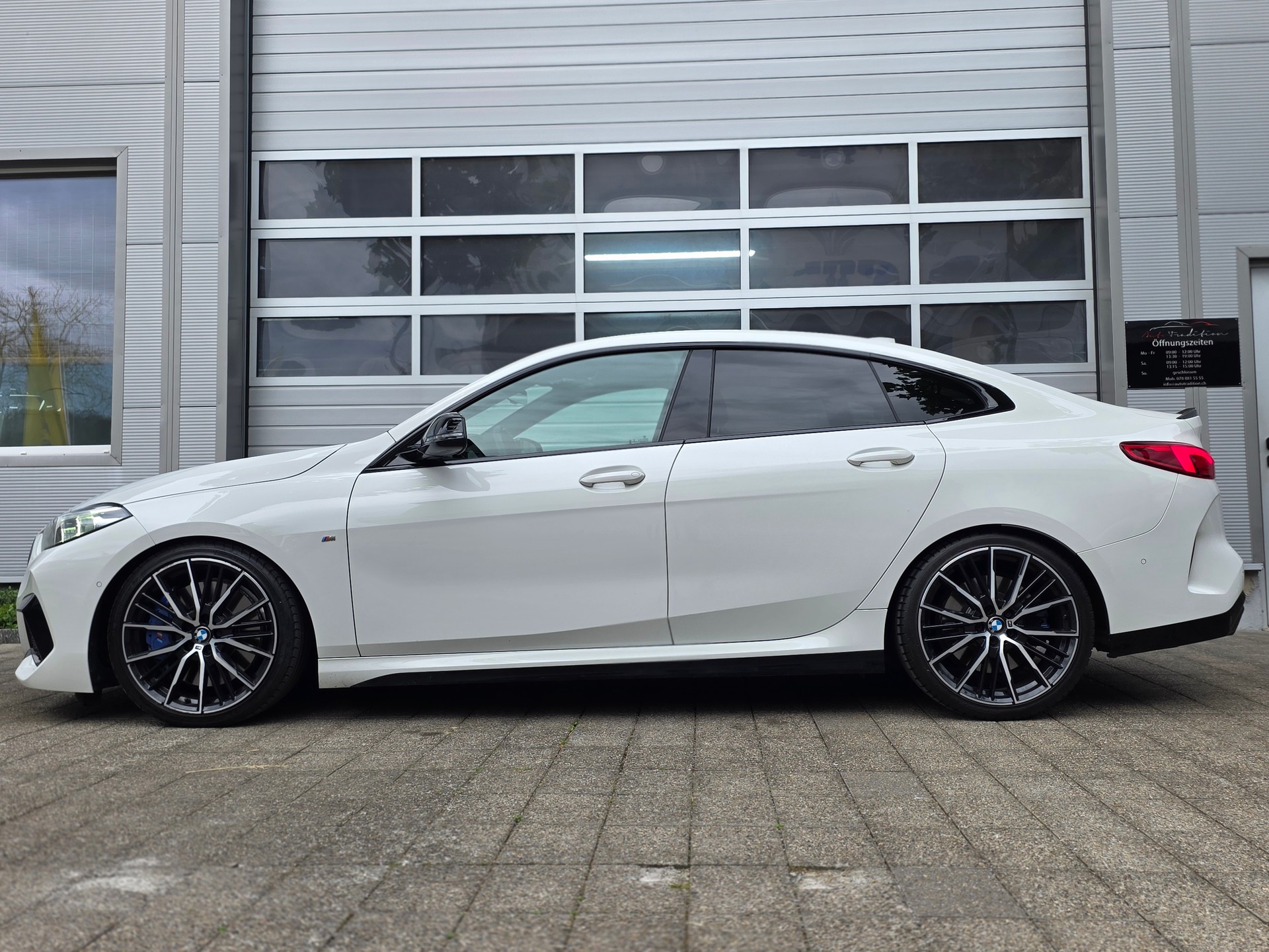 BMW M235i Gran Coupé xDrive Steptronic ** VOLLAUSSTATTUNG -M PERFORMANCE - ASSISTENZ PAKET PLUS - PANORAMA - HEAD UP DISPLAY **-image-2