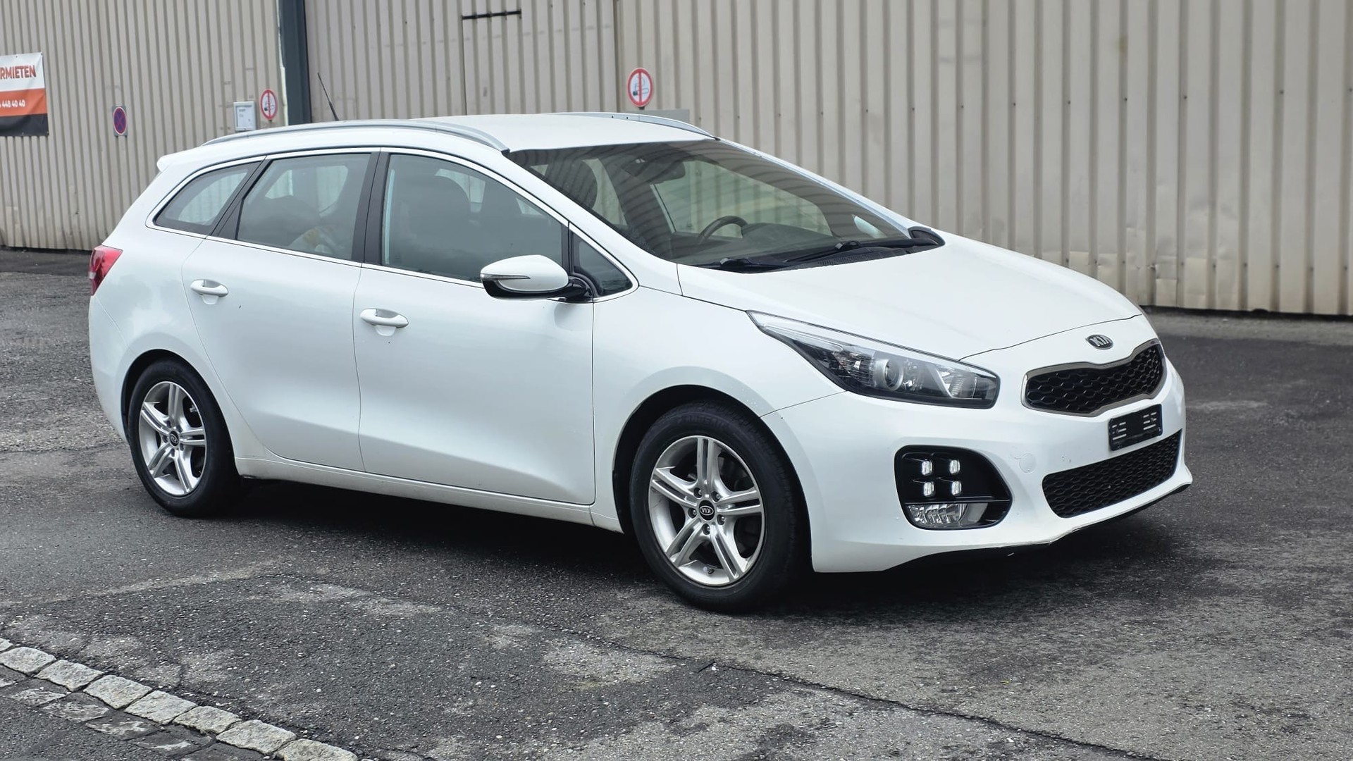KIA Cee'd Sportswagon 1.6 CRDi Swiss Champion DCT-image-1