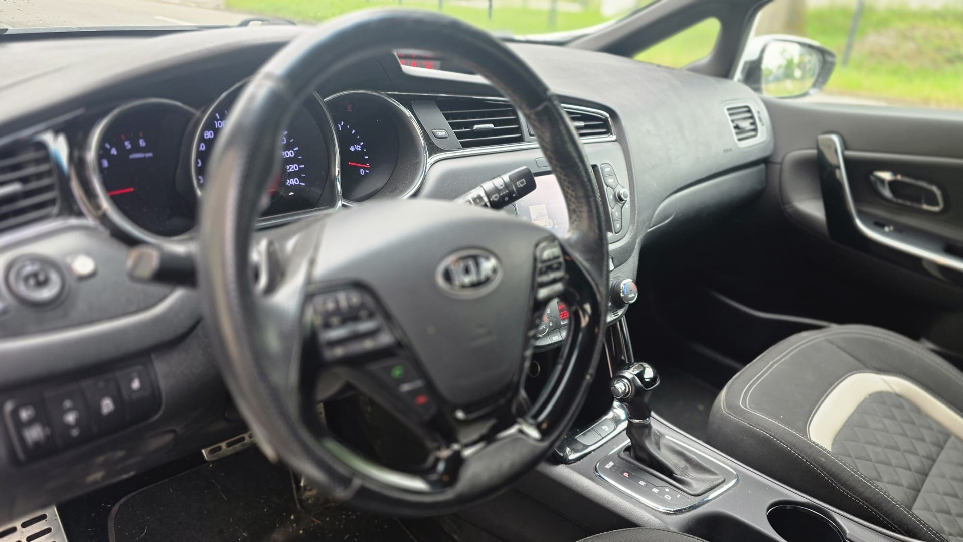 KIA Cee'd Sportswagon 1.6 CRDi Swiss Champion DCT-image-13