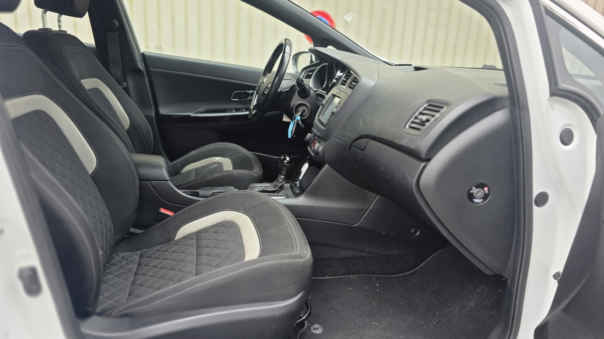 KIA Cee'd Sportswagon 1.6 CRDi Swiss Champion DCT-image-9