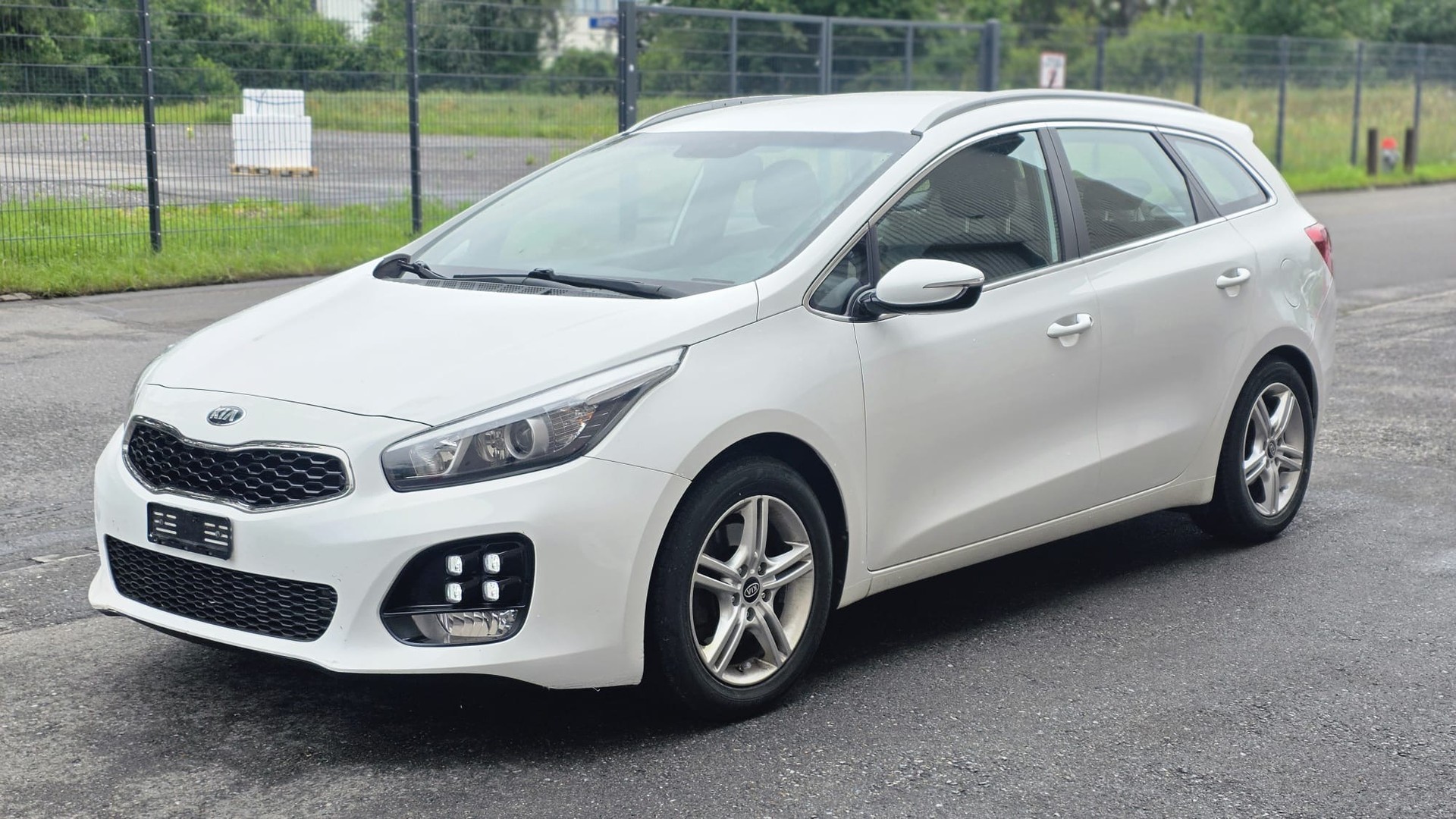 KIA Cee'd Sportswagon 1.6 CRDi Swiss Champion DCT-image-2