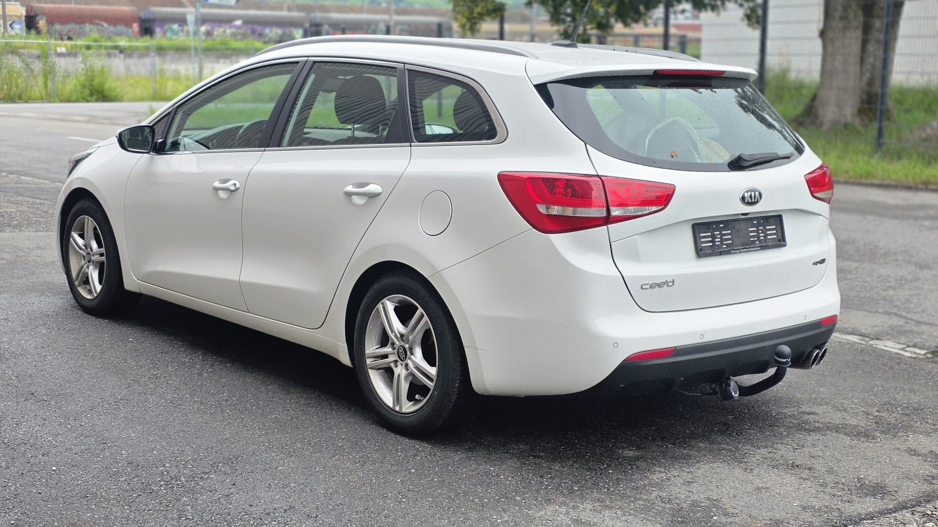 KIA Cee'd Sportswagon 1.6 CRDi Swiss Champion DCT-image-3