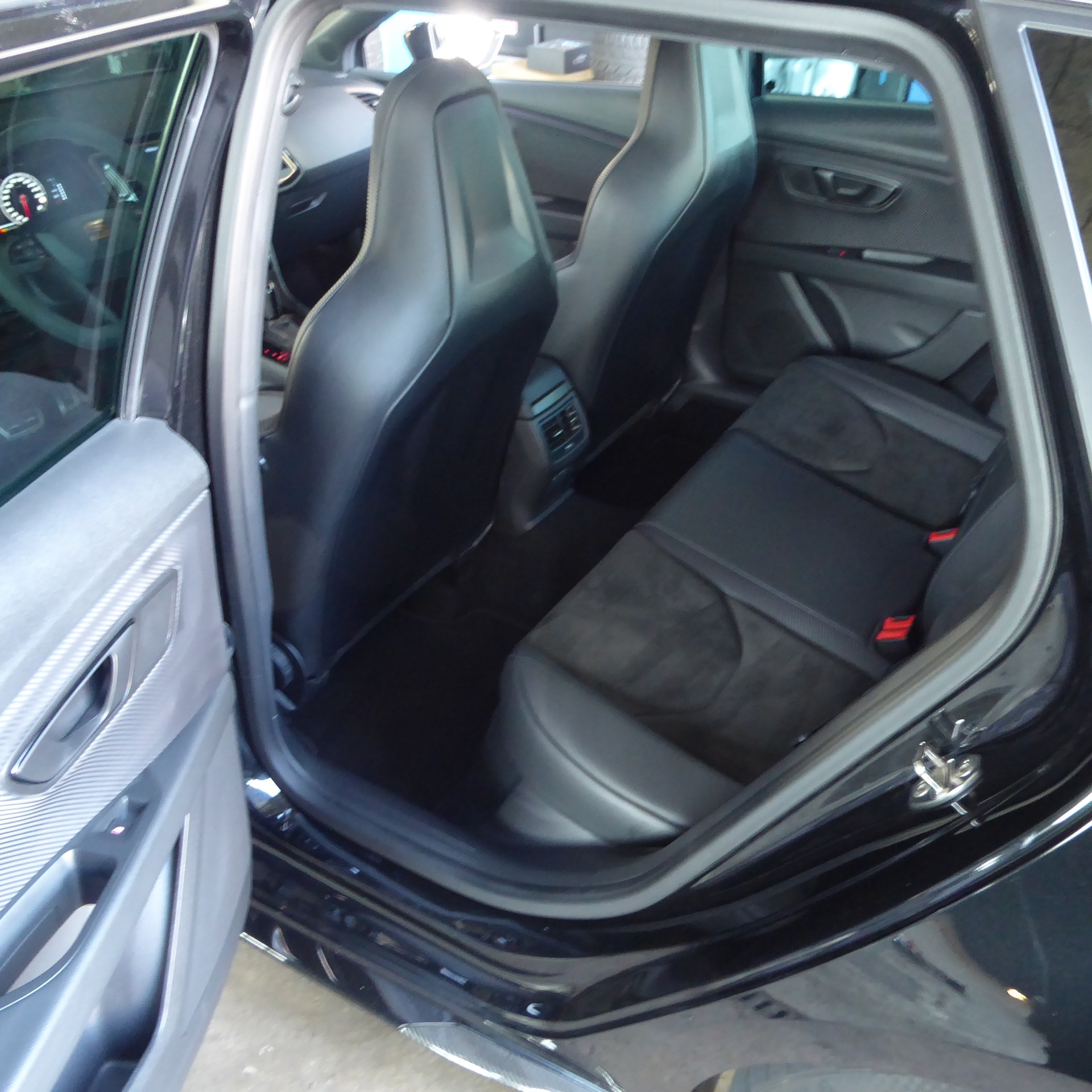 SEAT Leon ST 2.0 TSI Cupra R 300 4 Drive DSG-image-7