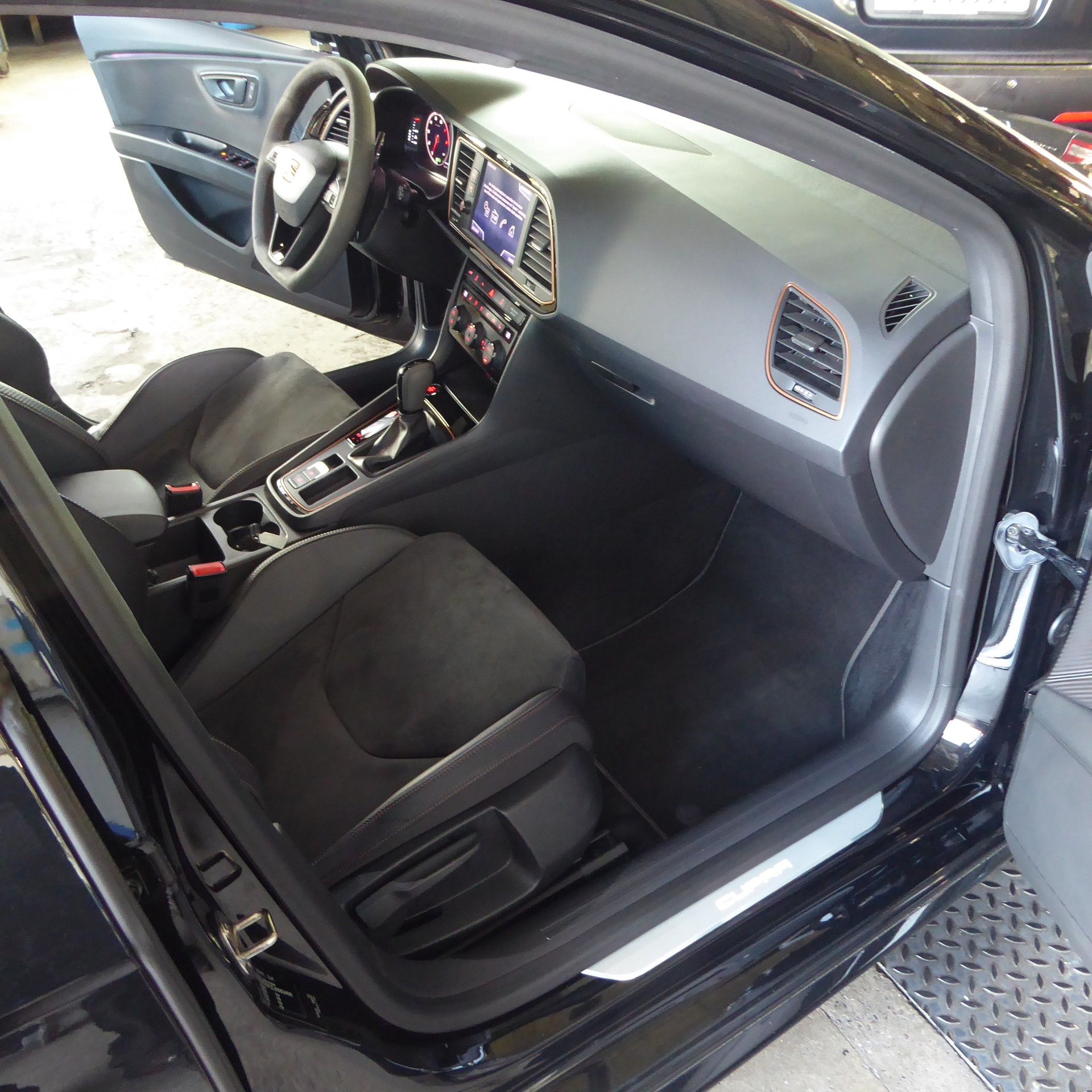 SEAT Leon ST 2.0 TSI Cupra R 300 4 Drive DSG-image-10